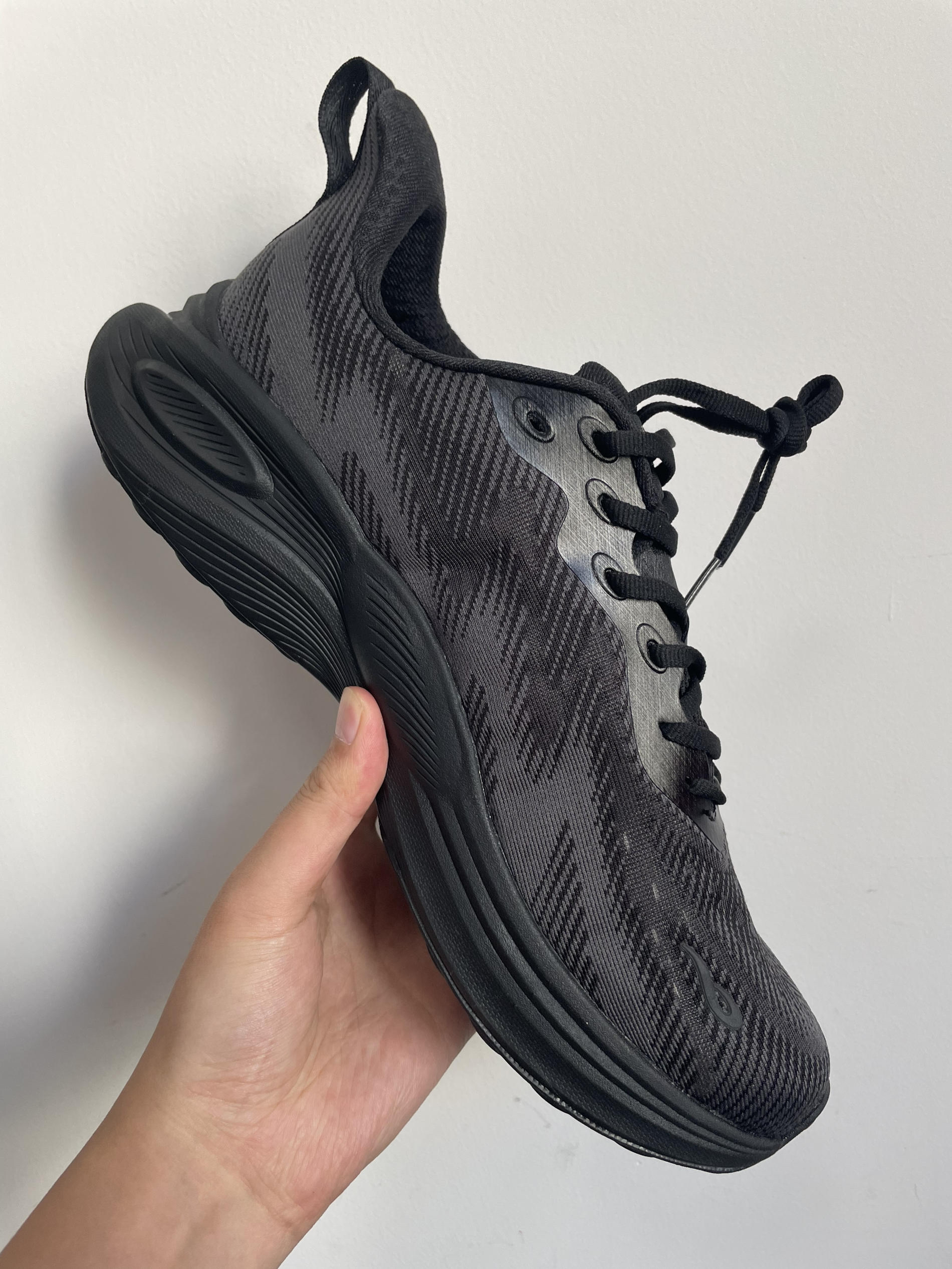 酷炫黑配色的跑鞋👟你喜欢吗