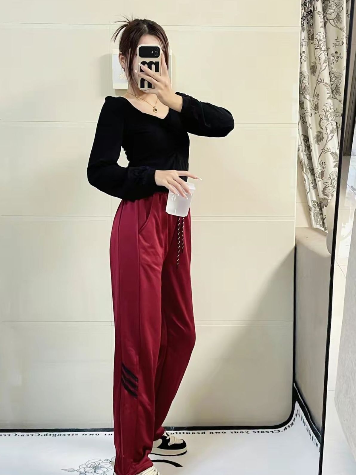 OOTD|没想到酒红色的裤子这么有氛围感!