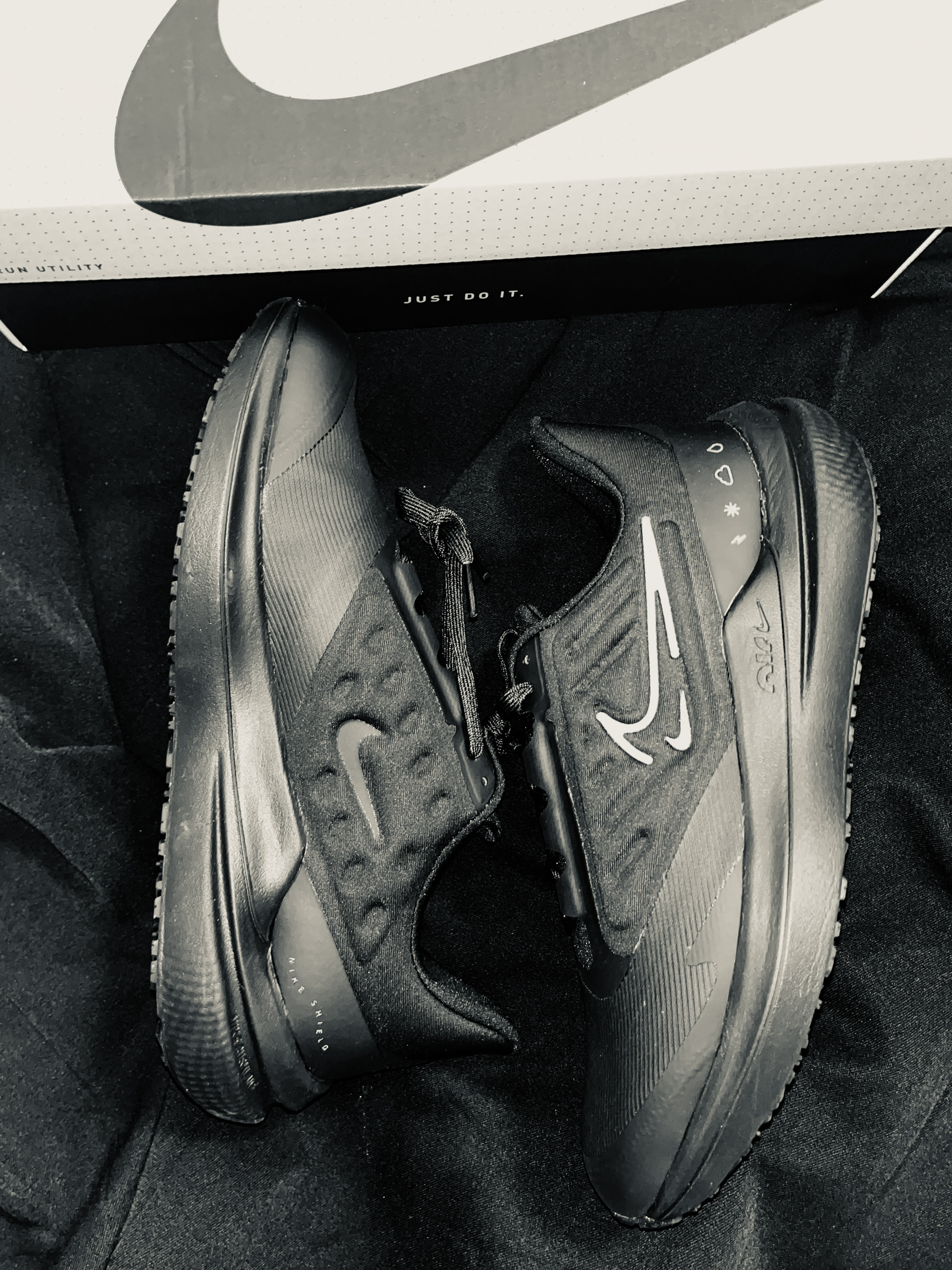 winflo9真的太炫了!尽显神秘感的暗黑系跑步鞋