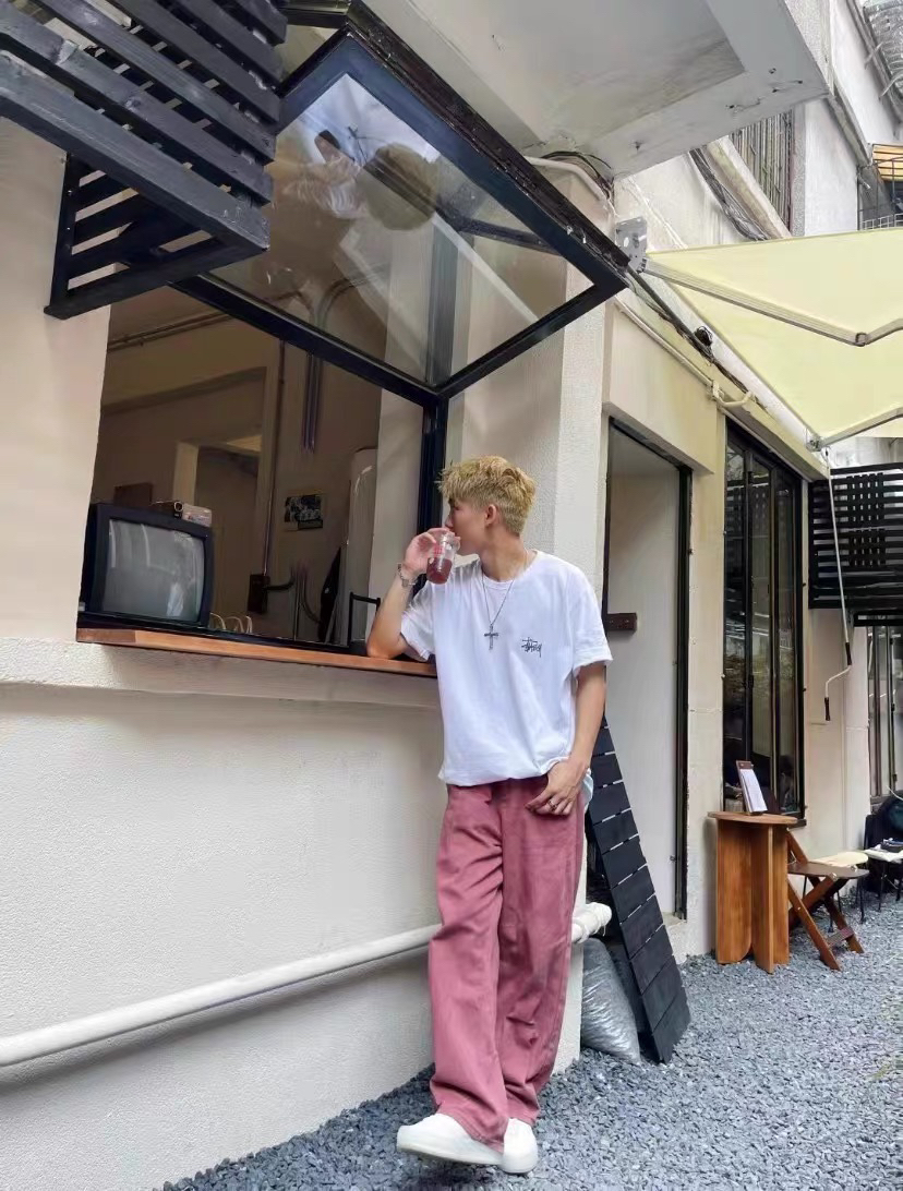 Stussy 清爽的T恤穿搭就从这件开始