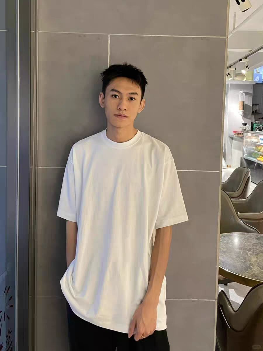 宽松纯色T恤来咯，纯棉的面料，舒适透气，