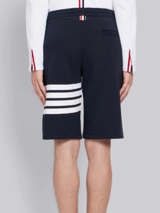 推荐商品：【余承恩同款】Thom Browne 汤姆布朗经典纯棉系带四条纹抽绳运动短裤 男女同款 MJQ012H-00535 海军蓝