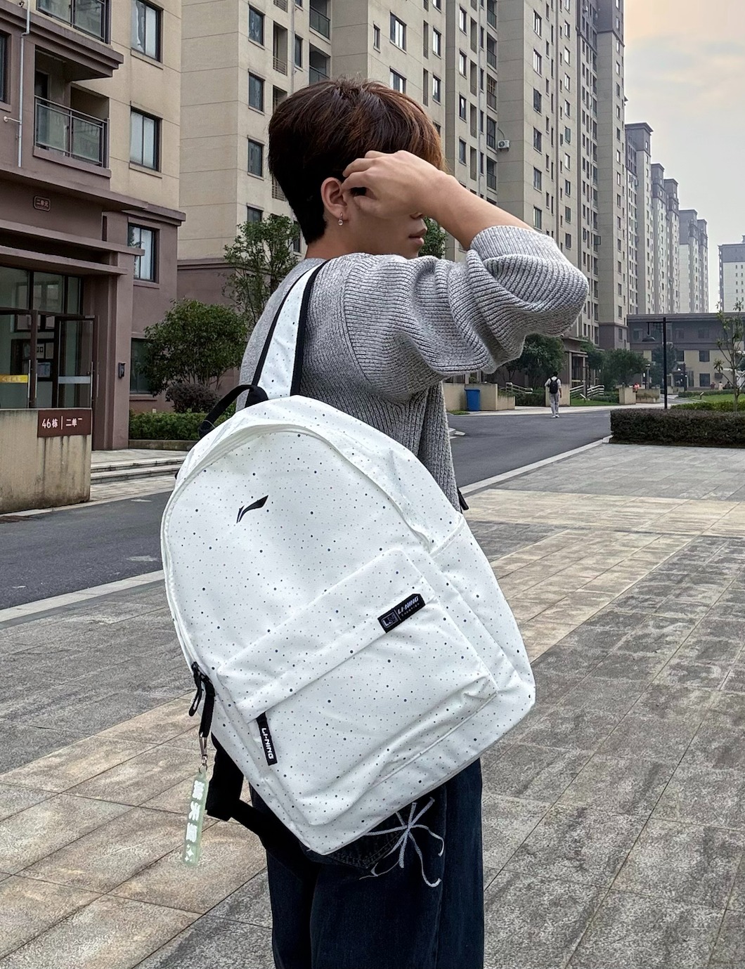 满天星！李宁简约波点休闲双肩包