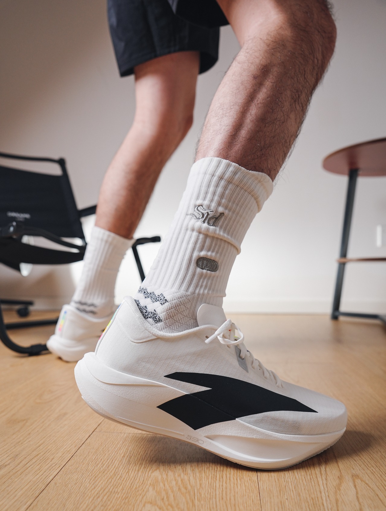 2025得物年度鞋王| 就吃这套设计 白鞋黑LOGO