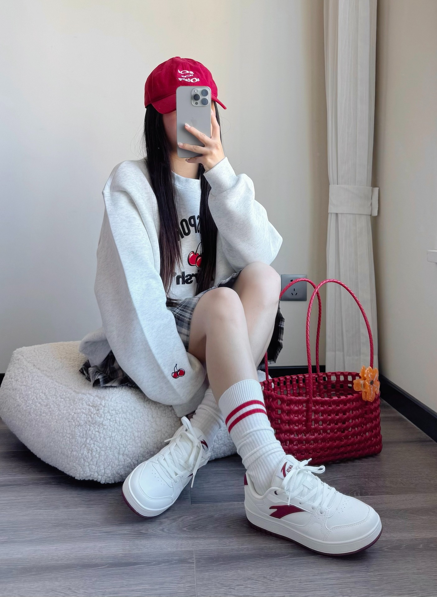 𝗪𝗵𝗶𝘁𝗲 + 𝗥𝗲𝗱 = ❤️. 今日份的清爽校园感！！