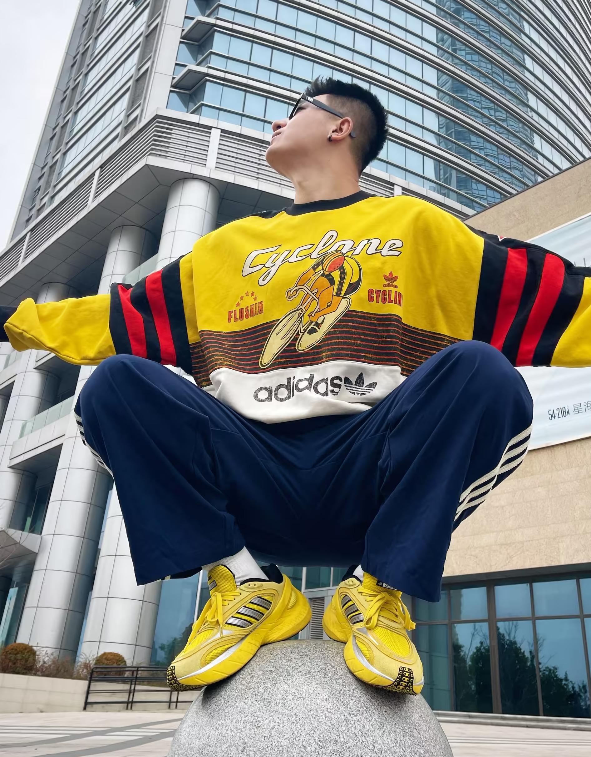 Adidas美式复古卫衣➕小黄鞋，痞帅男孩出街LOOK👀