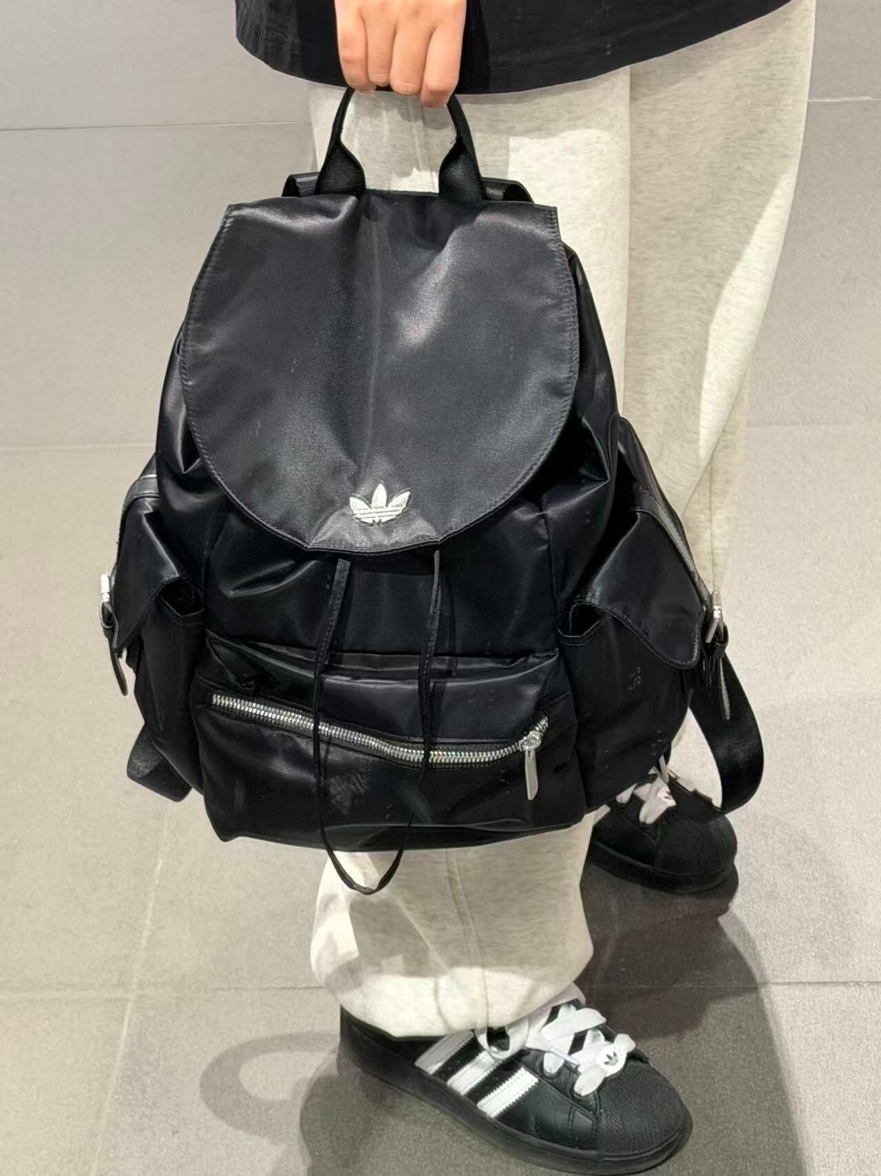 阿迪👇🏻被问爆的「松弛感背包」