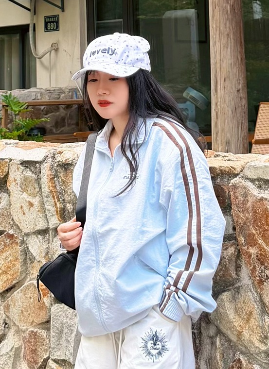 浅蓝运动外套上身 清爽少年感直接拉满✨