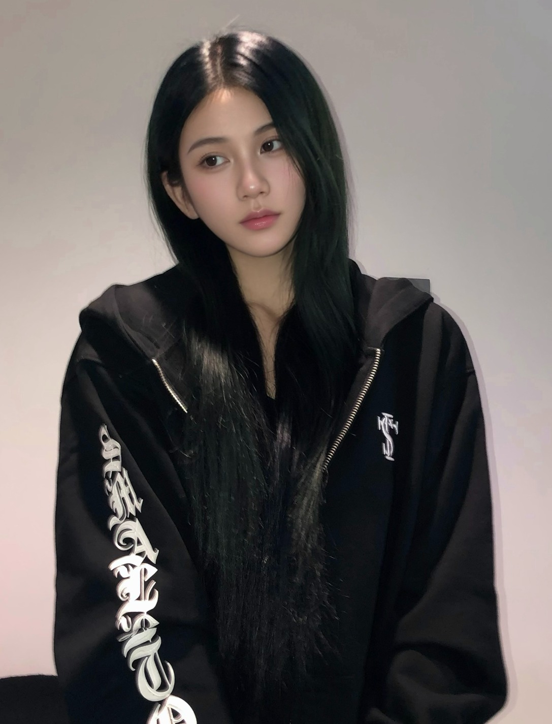 早秋刚需！一件黑卫衣搞定出门