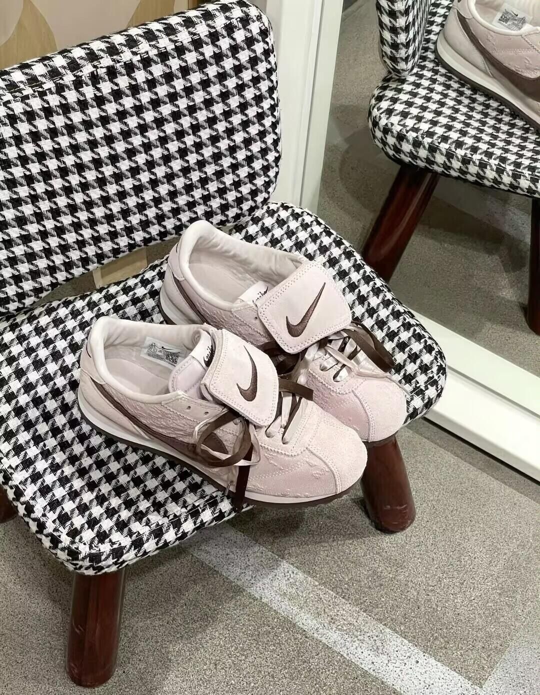 Nike Cortez粉巧  不知道

