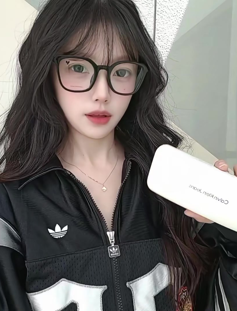 今天的韩系高智感是ck👓给的🖤