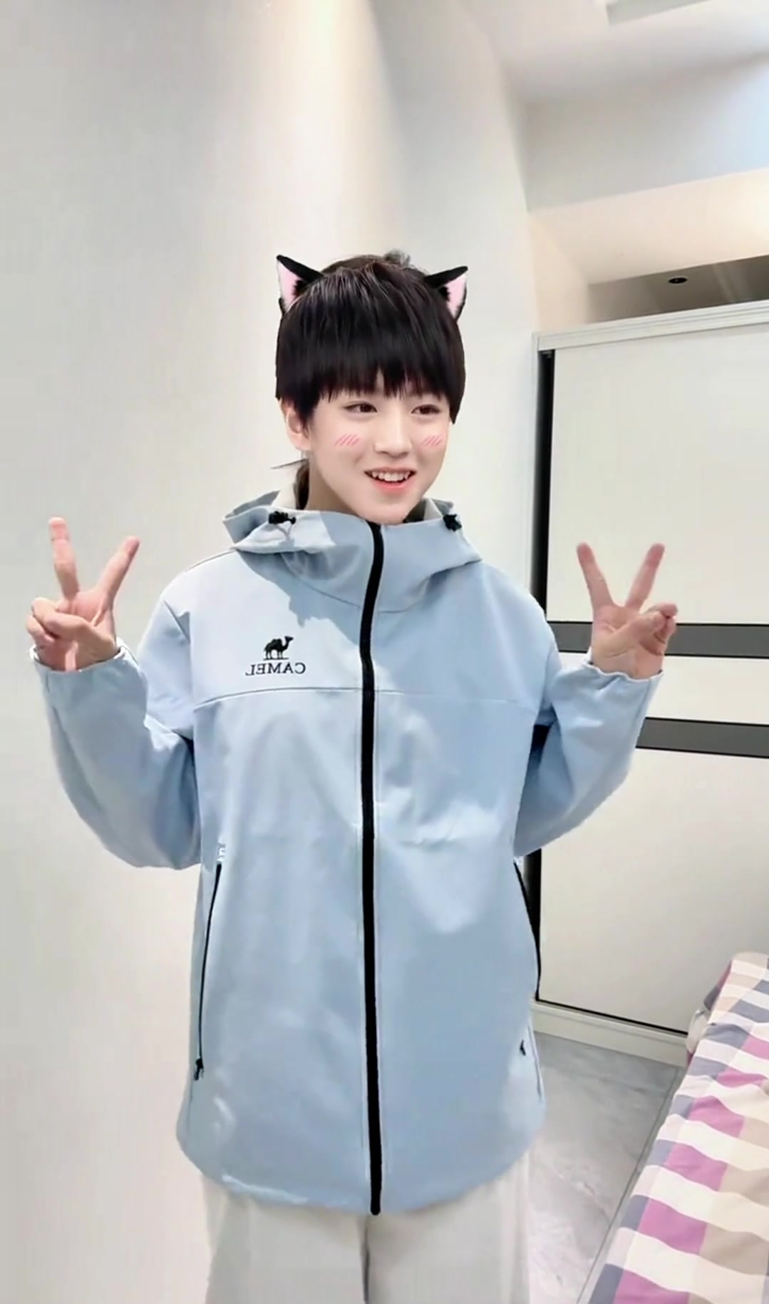 Camel/骆驼行侠三合一防风轻薄款加厚流光风防泼水连帽软壳薄绒保暖加绒锁温抗静电冲锋衣