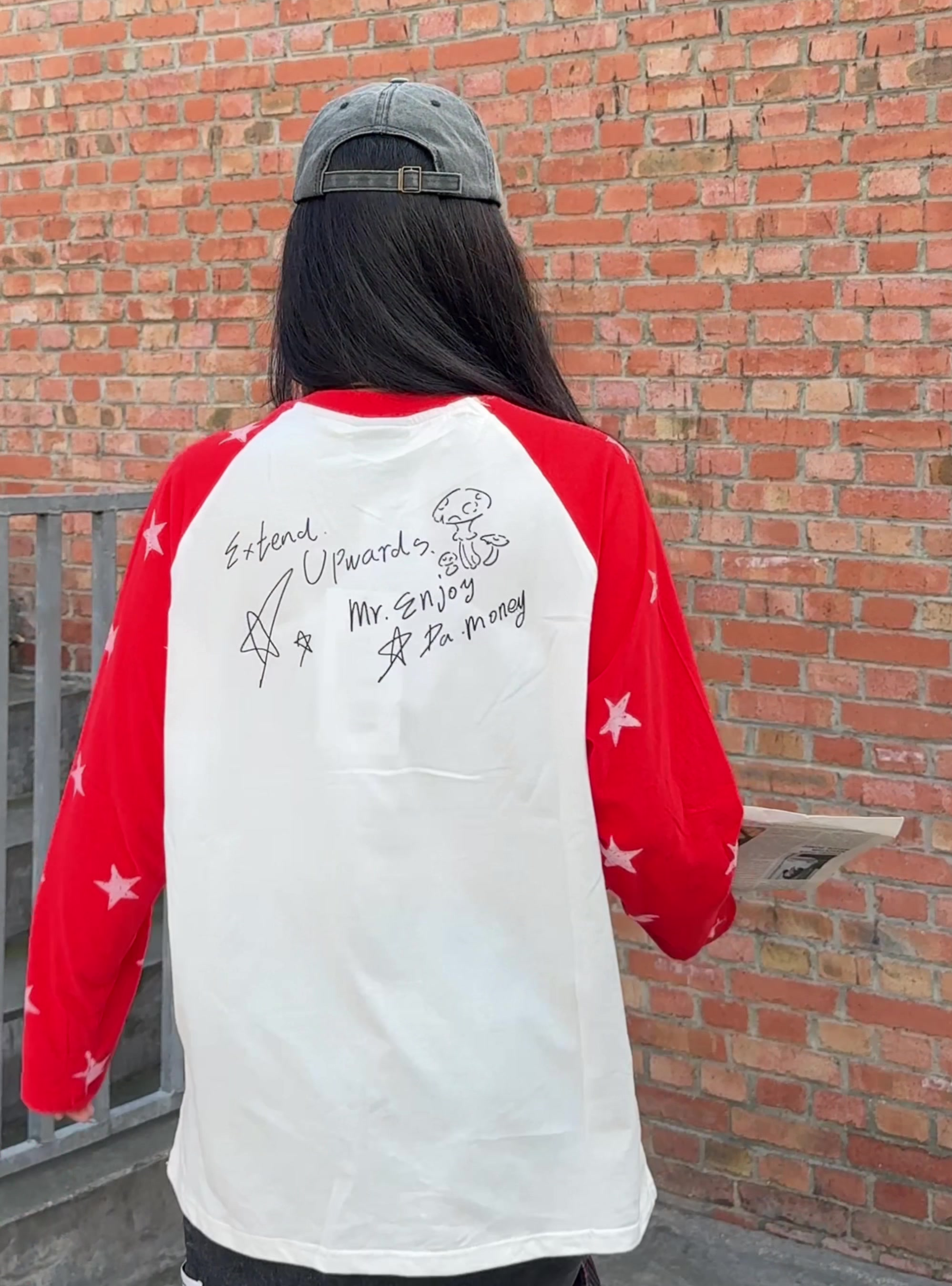演一个穿得很美式街头的女孩擦玻璃fitcheck