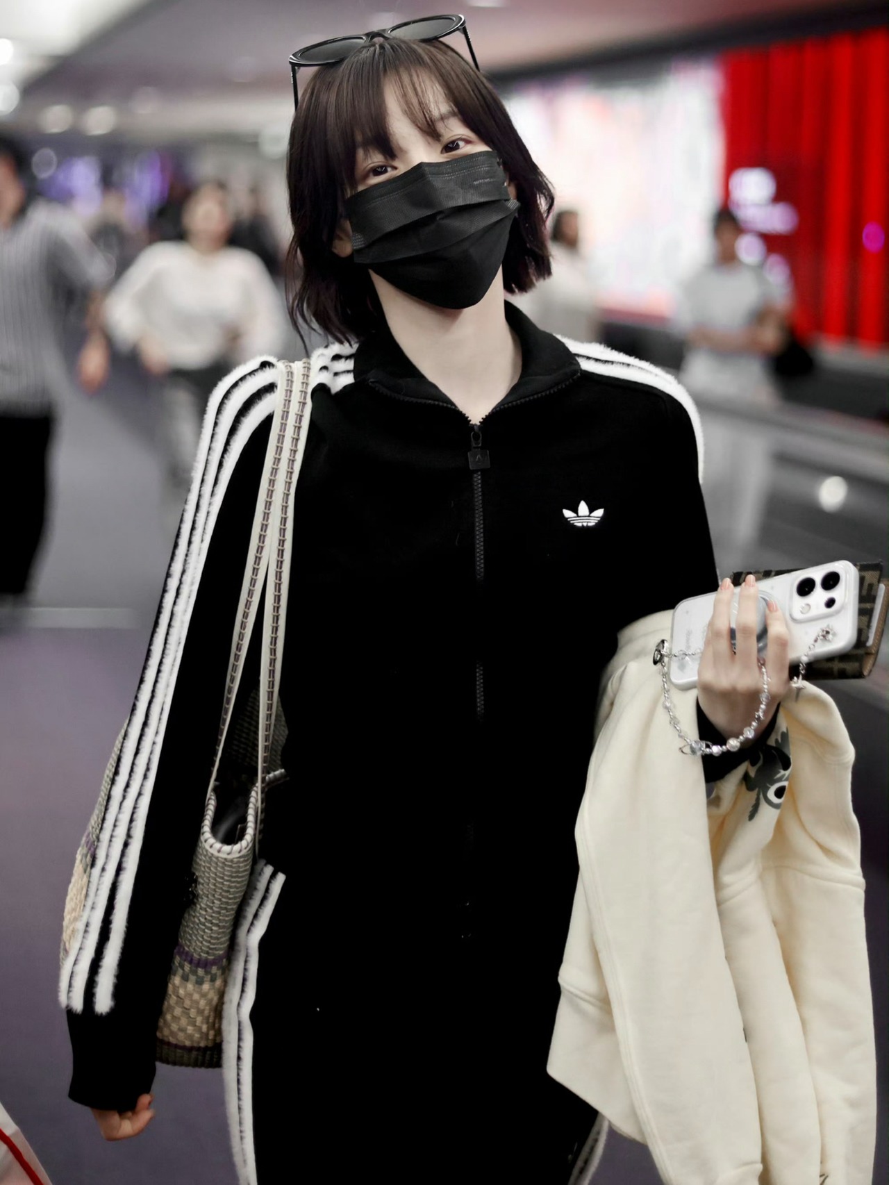帅气阿迪女！宋雨琦萌帅萌帅的～