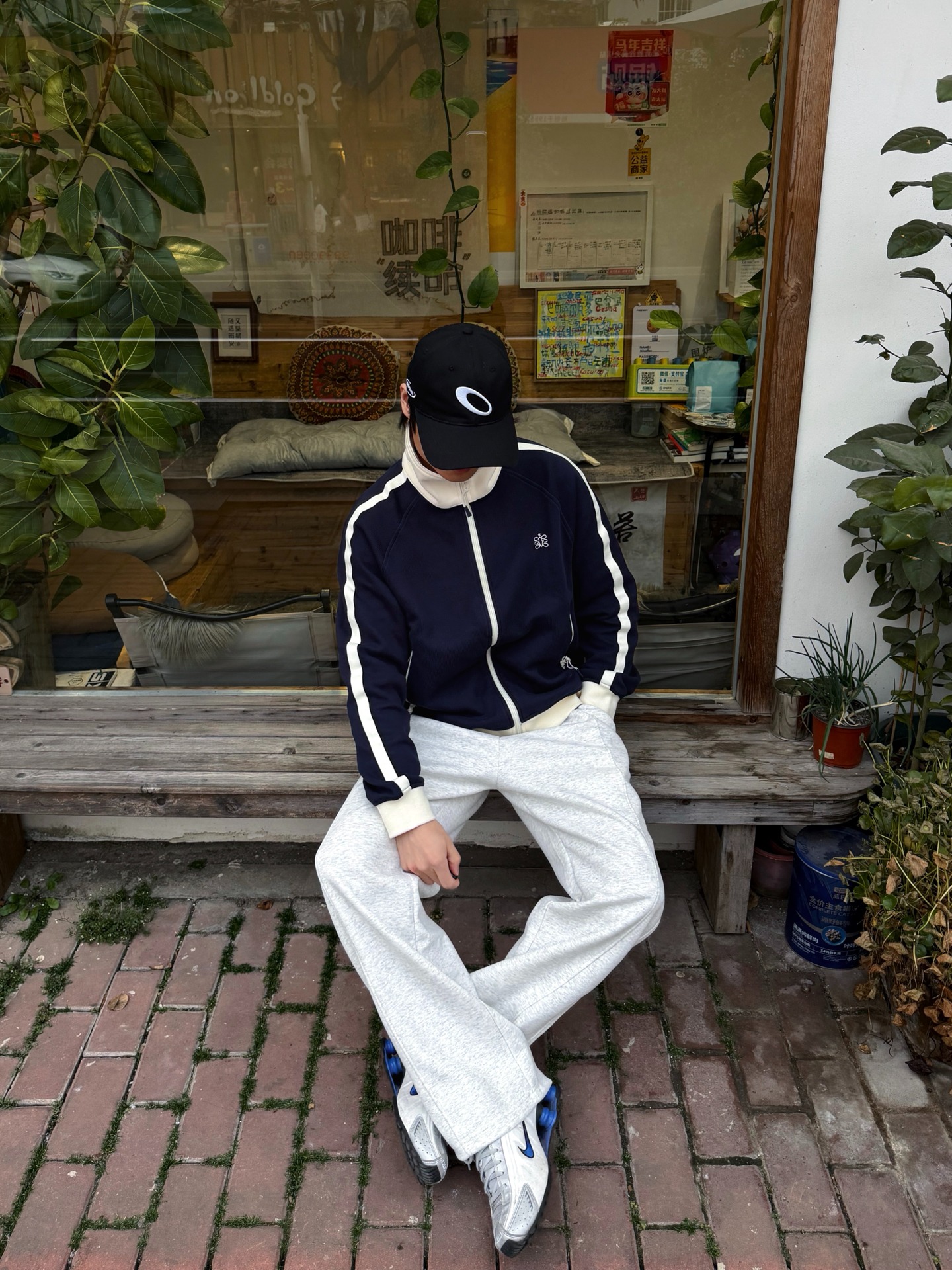 今日OOTD：运动外套 + 浅灰卫裤，松弛感💯