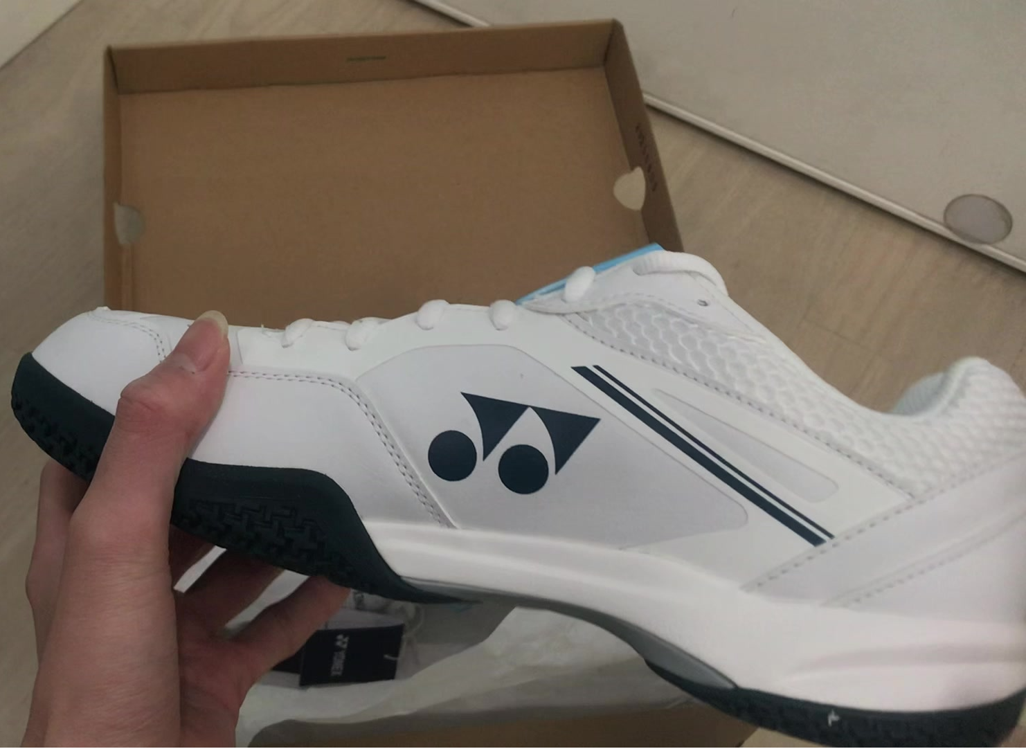 这双鞋的耐磨和防滑都很好,并且启动快,后