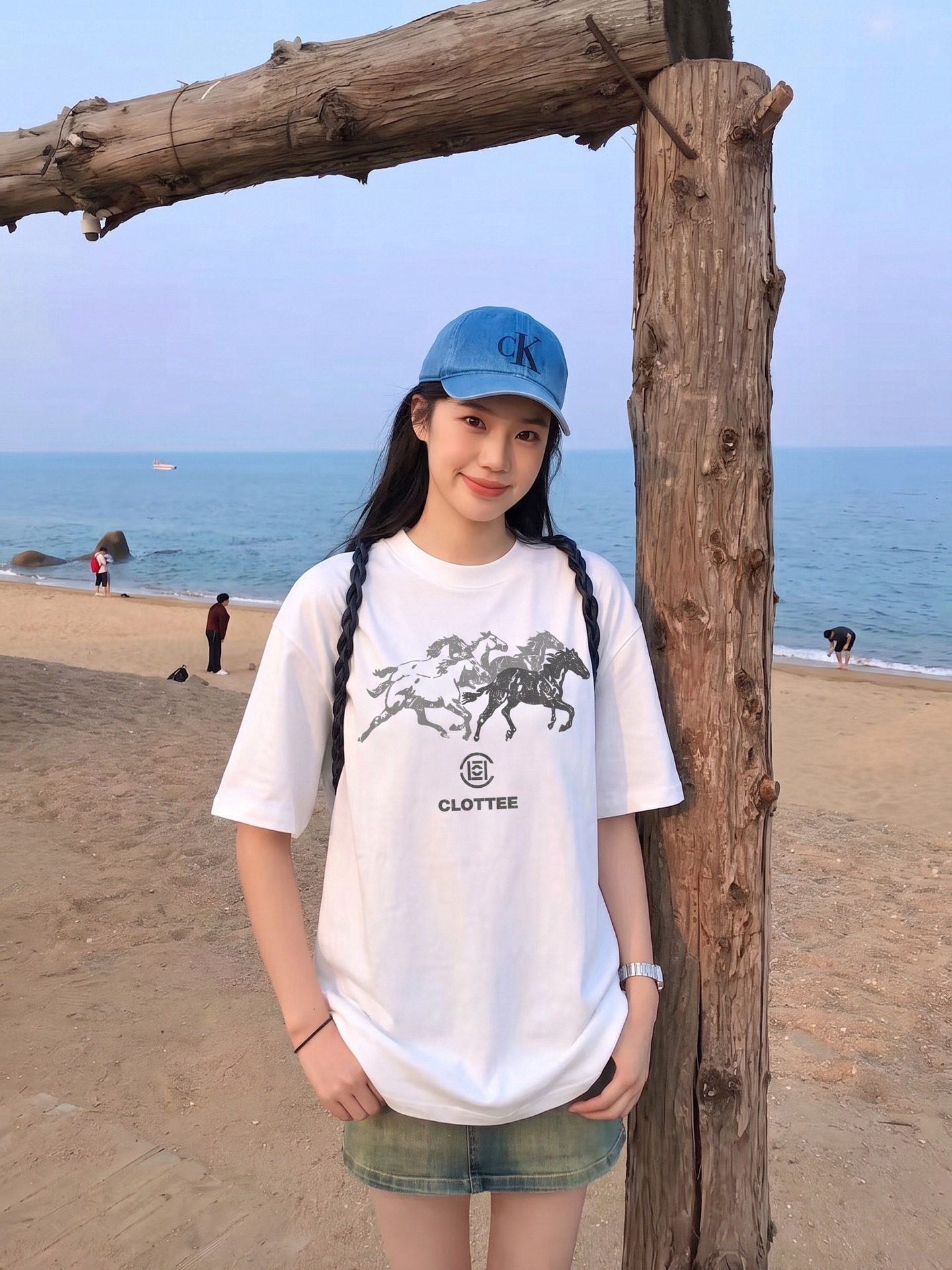 水墨奔马白 T 海边度假少女清爽穿搭