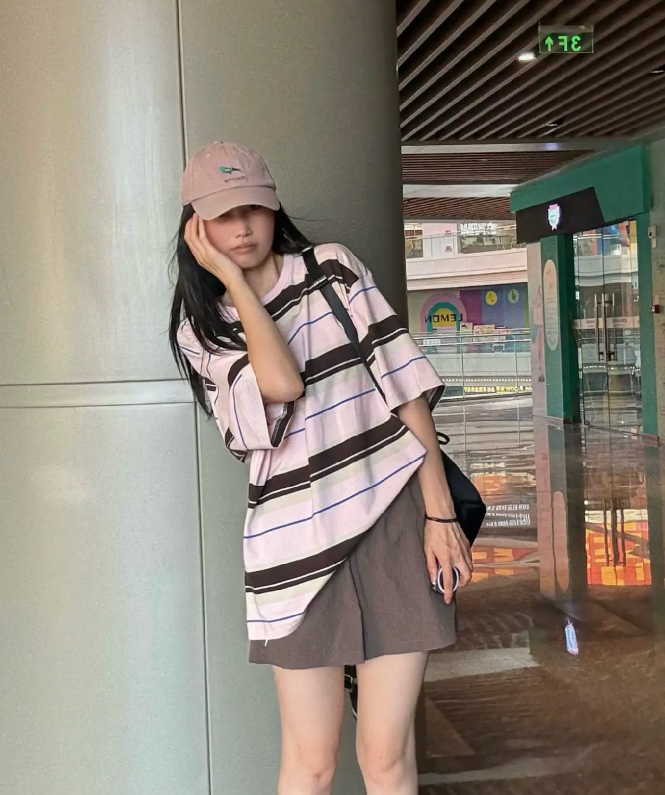 阿迪粉棕色夏天