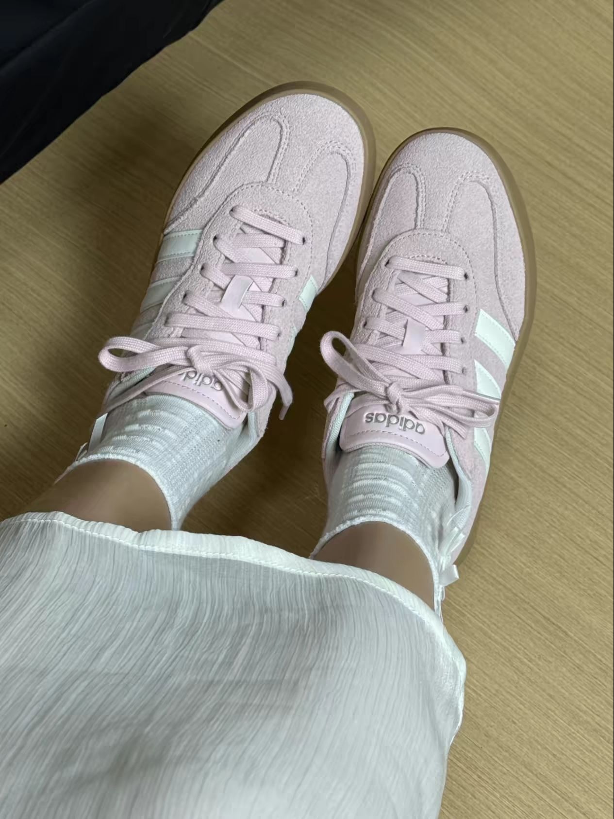  少女心爆棚！adidas浅粉生胶底德训鞋