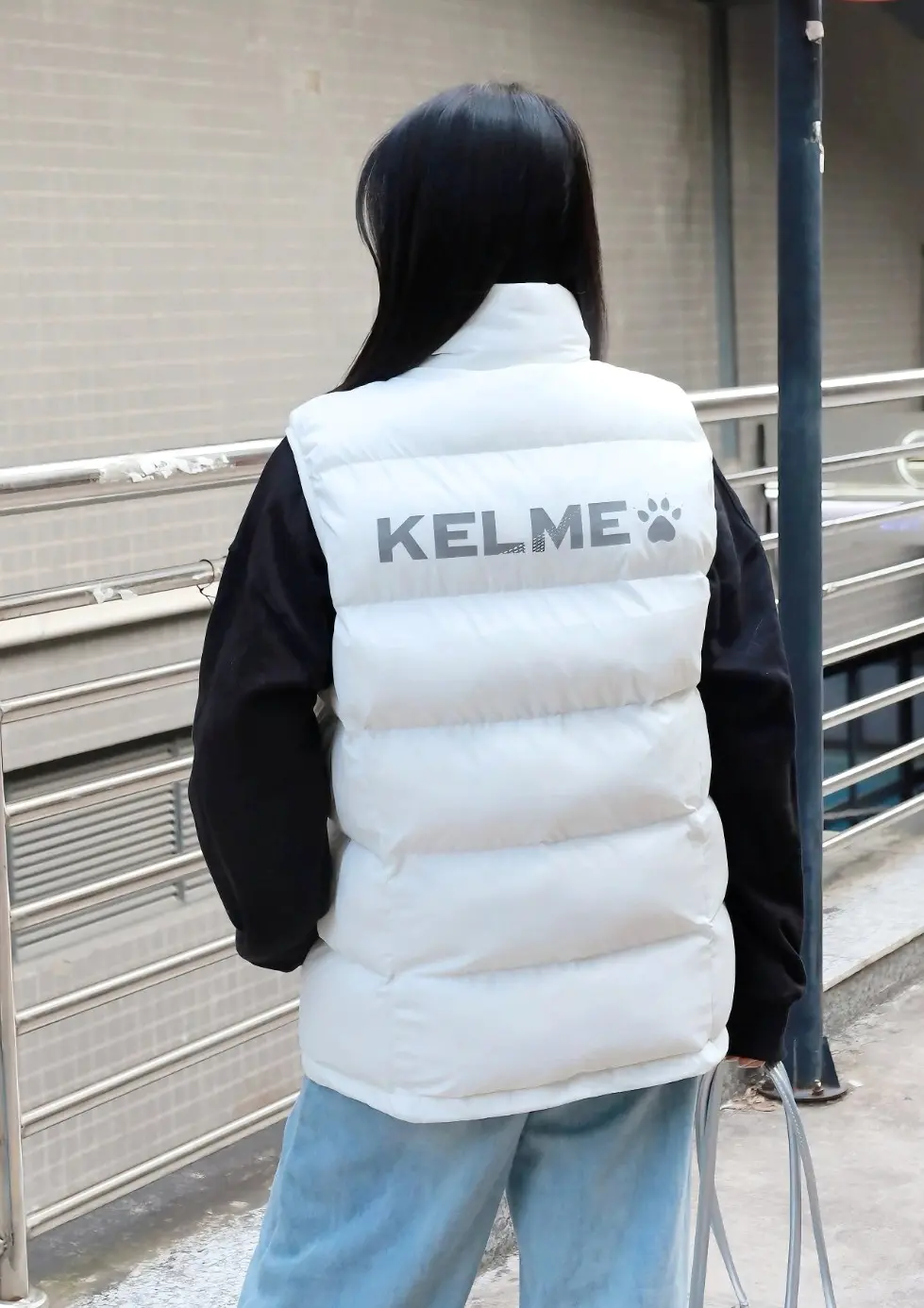 秋冬街头保暖ootd|卡尔美白色马甲叠穿个性十足!
