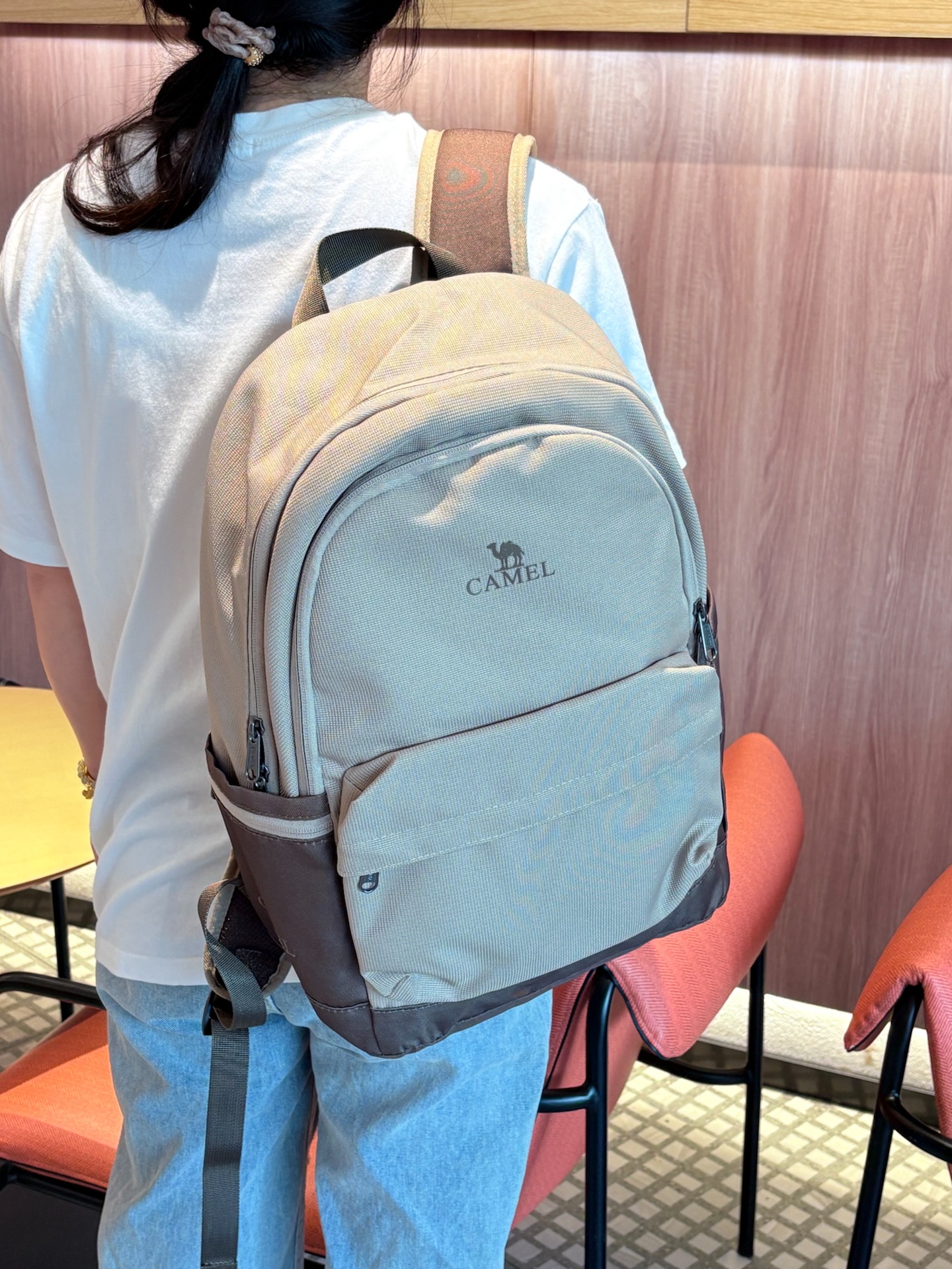 浅卡其拼棕双肩包，通勤短途都适配🎒