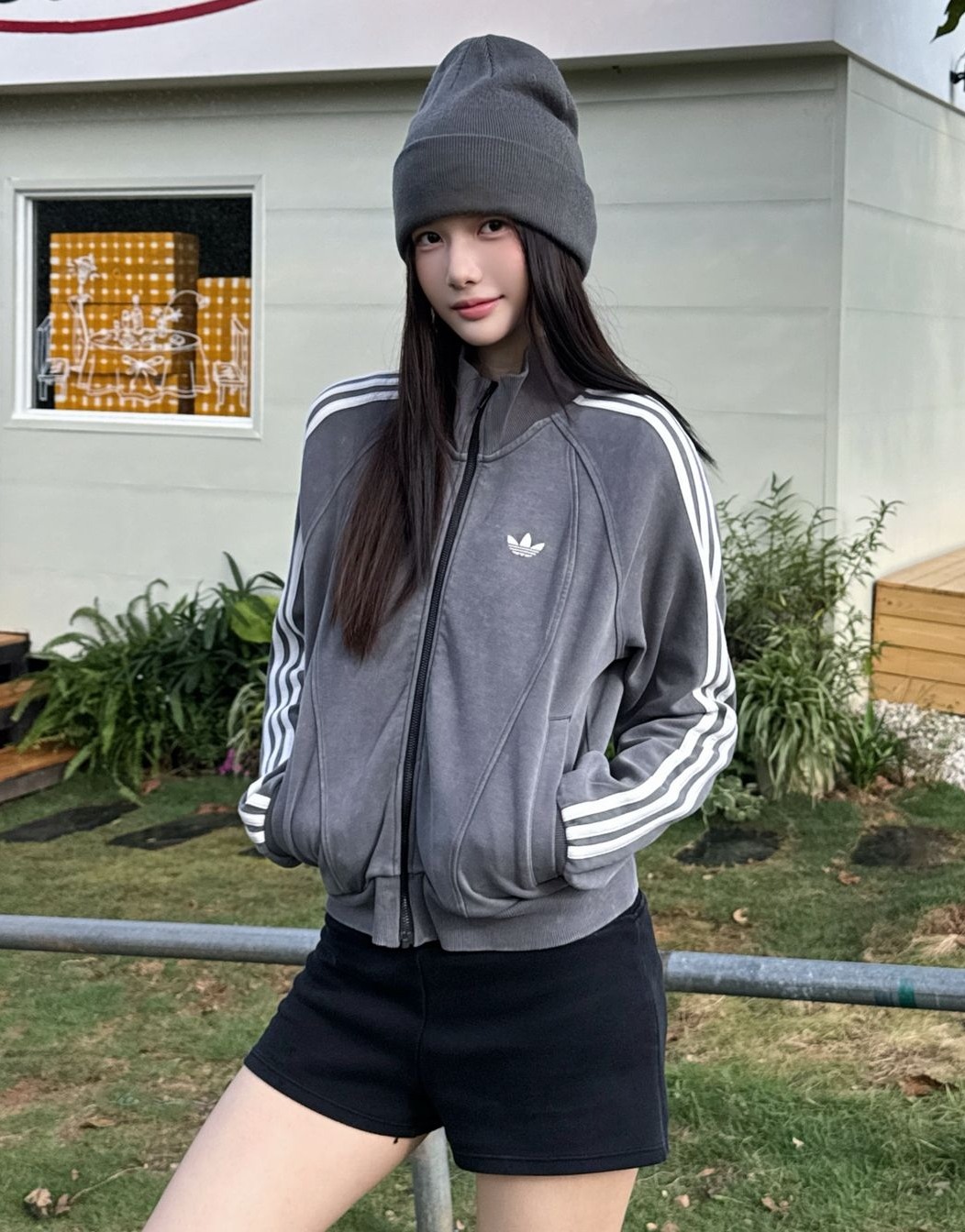 出游穿搭｜水洗灰三条杠外套复古休闲