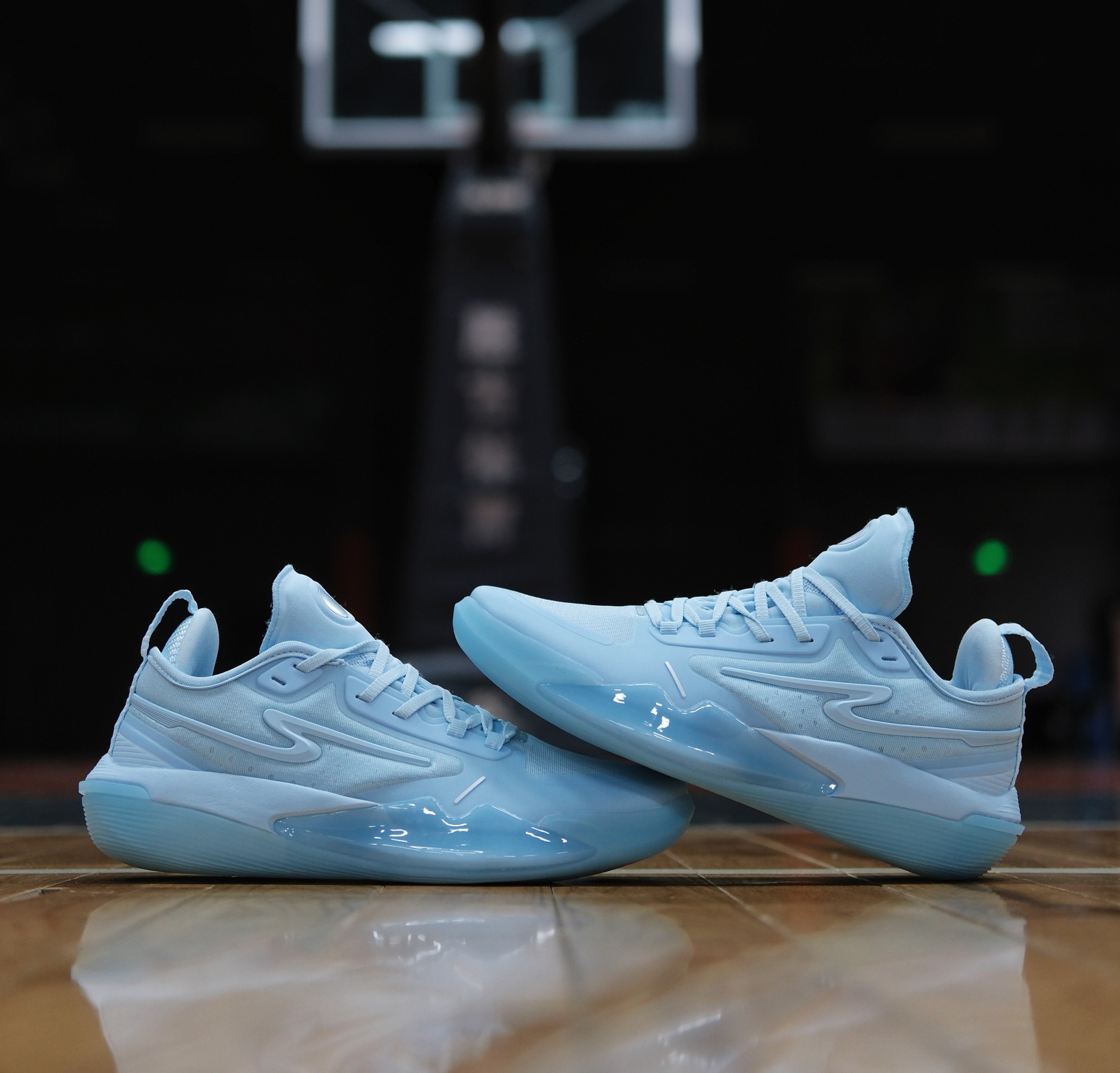 球场实战显眼包 | 打后卫的选这双 鸿星尔克 奇袭🏀