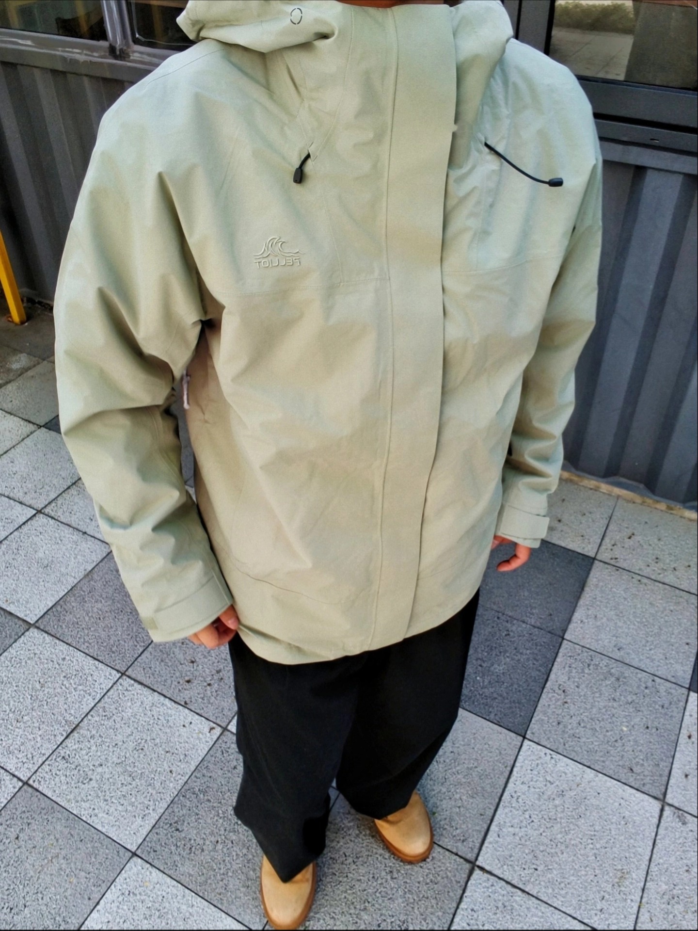 城市通勤少不了冲锋衣