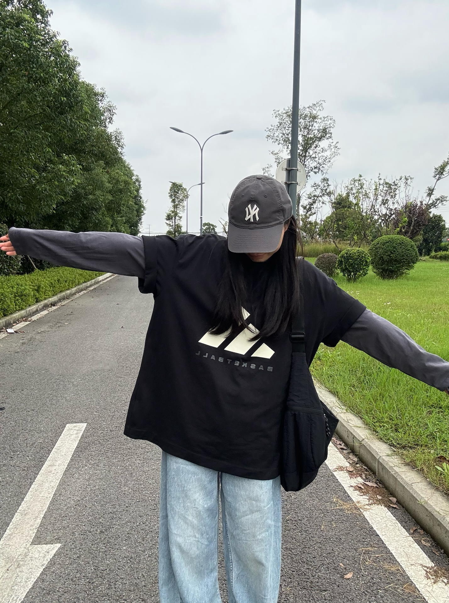 初秋不想买薄外套?小阿迪黑T叠穿一下吧!