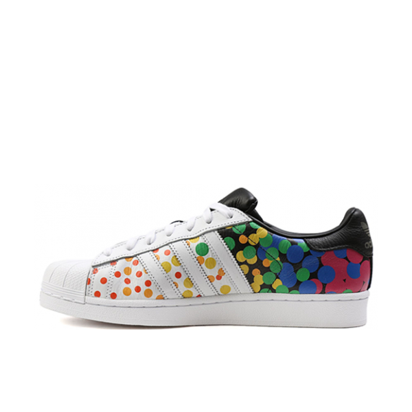 推荐商品：【宋雨琦同款】 adidas Originals Superstar 板鞋 轻便贝壳头薄底舒适百搭耐磨复古 LGBT Pride 彩色像素