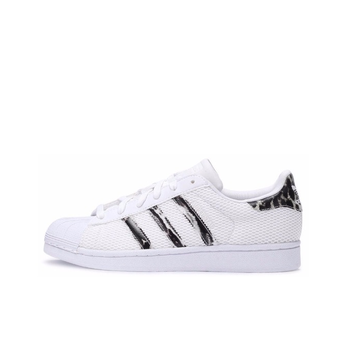 推荐商品：【宋雨琦同款】 adidas Originals Superstar 板鞋 轻便贝壳头薄底舒适百搭耐磨复古 White Zebra 钛白网面