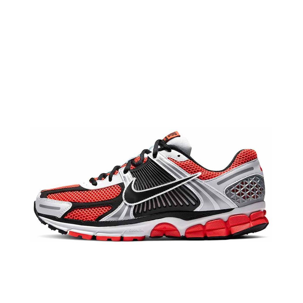 推荐商品：Nike Zoom Vomero 5 跑鞋 舒适缓震网面透气百搭复古支撑训练轻便 Bright Crimson 红/黑/金属银