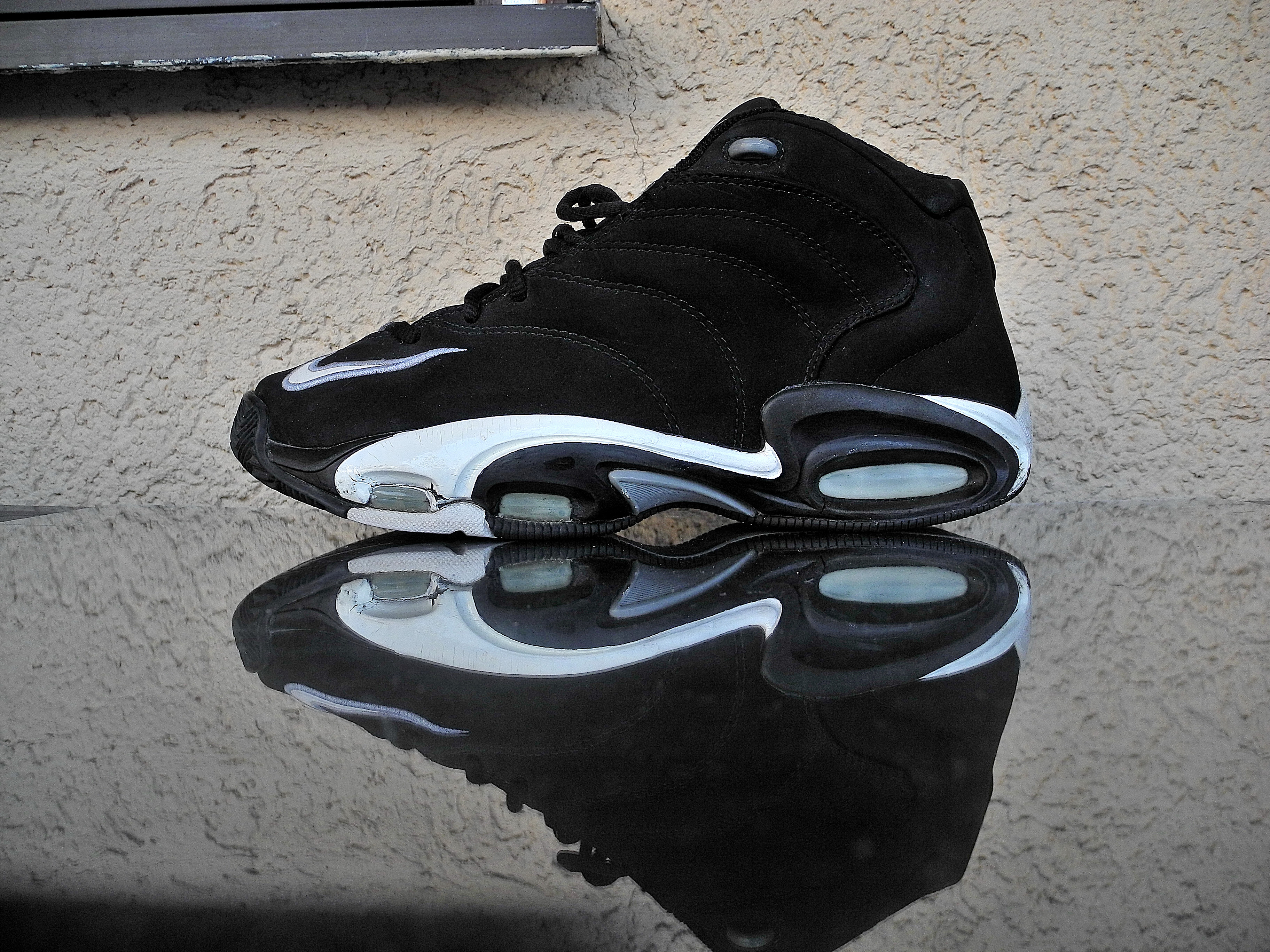 “Nike Air Holistic Uptempo”的图片搜索结果