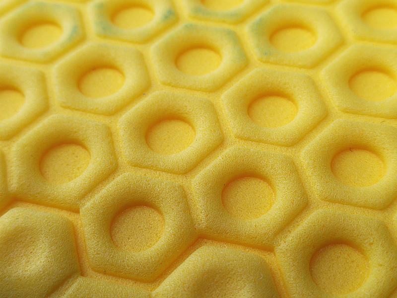 背面特写，蜂窝状的螺母鞋垫，用手触摸手感很不错，而鞋垫本身不算太厚