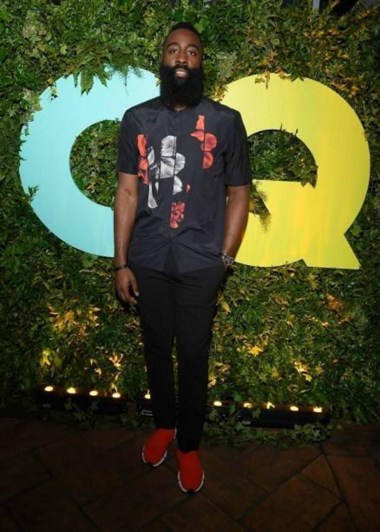 哈登穿上传统绿白战袍 鹿城球迷热情迎接新领袖到来