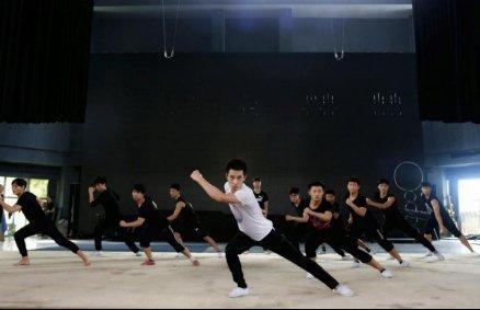 中国杂技团魔术剧《龙门》 讲述渐行渐远的成长