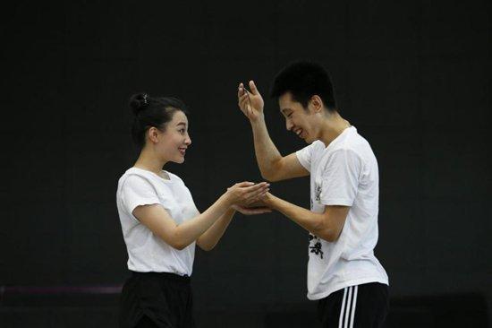 中国杂技团魔术剧《龙门》 讲述渐行渐远的成长