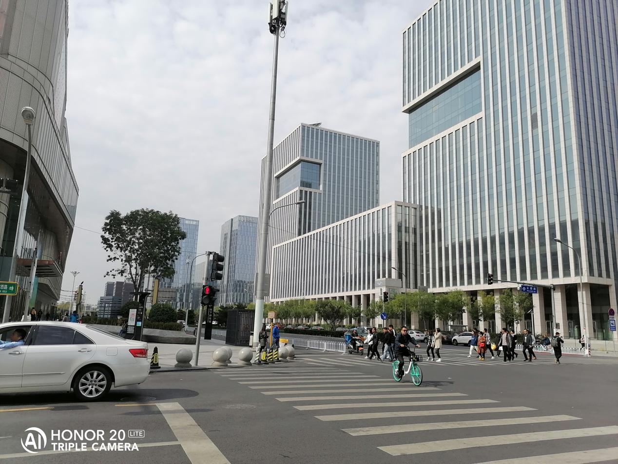 颜值、拍照、续航都很能打，荣耀20青春版上手评测