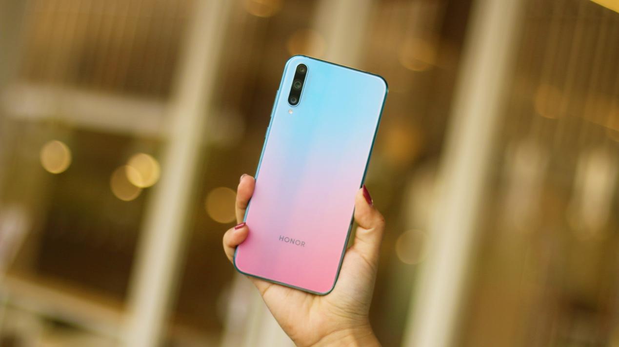 颜值、拍照、续航都很能打，荣耀20青春版上手评测