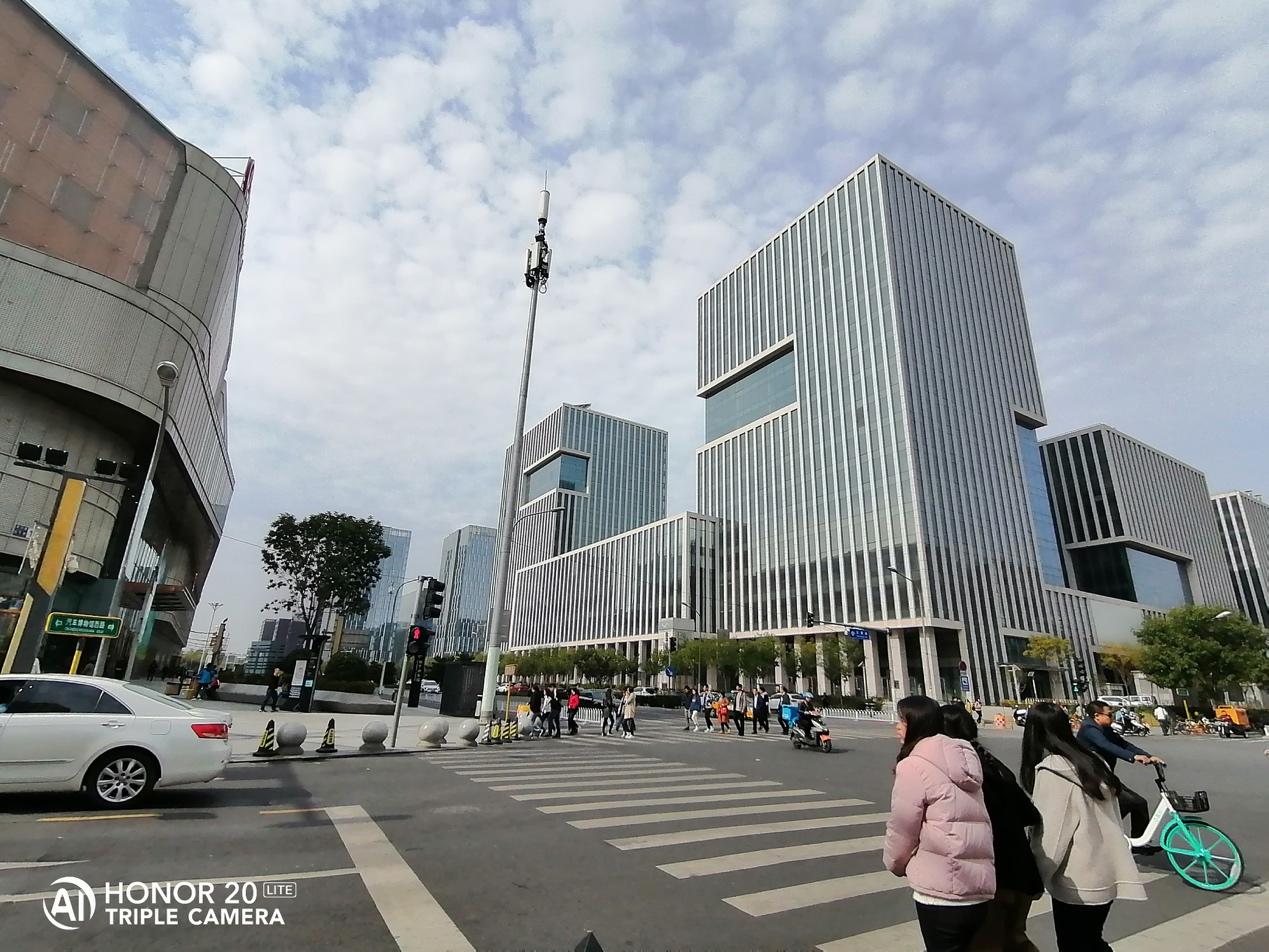 颜值、拍照、续航都很能打，荣耀20青春版上手评测