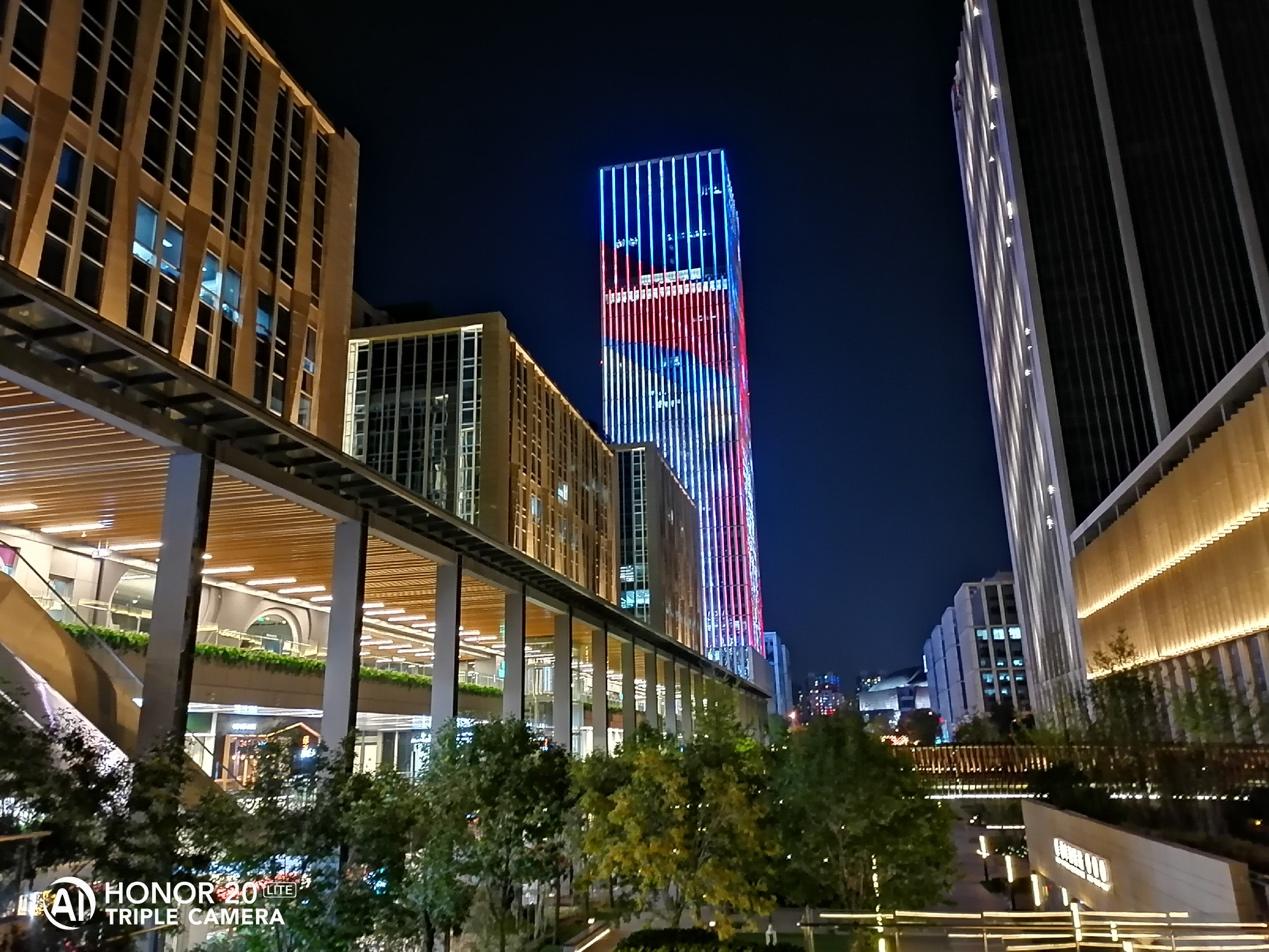 颜值、拍照、续航都很能打，荣耀20青春版上手评测