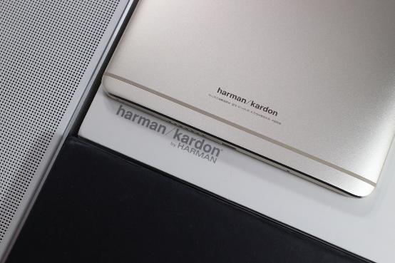 细心的消费者会发现,这款平板背面印有harman/kardon的标志,也就是说