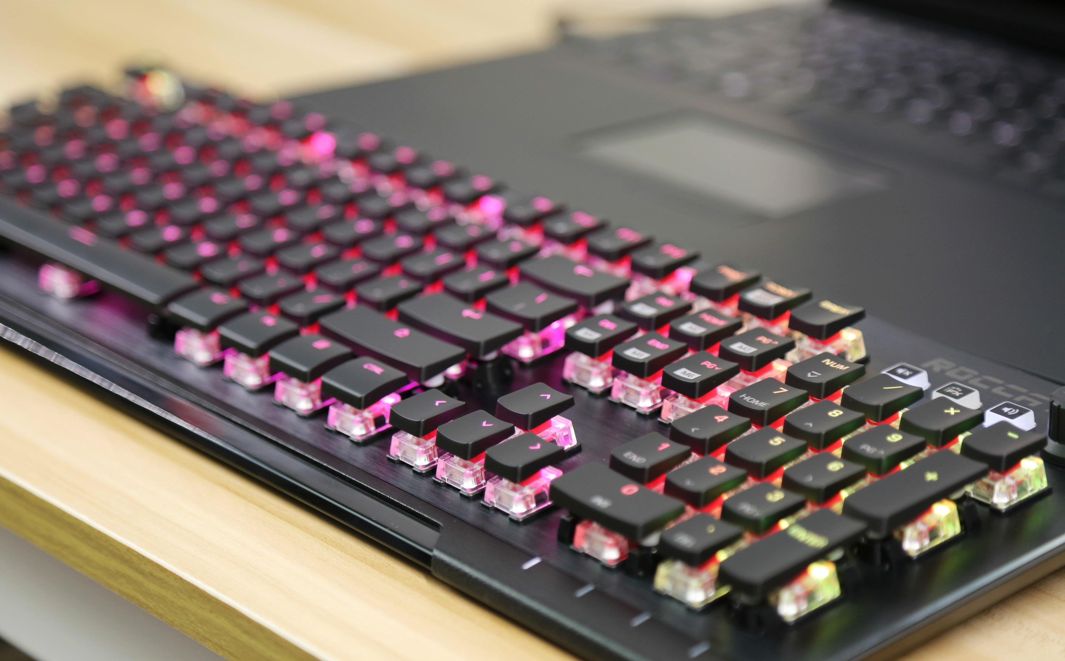 有信仰的电竞桌面要有与众不同的光：冰豹Vulcan121全彩机械键盘