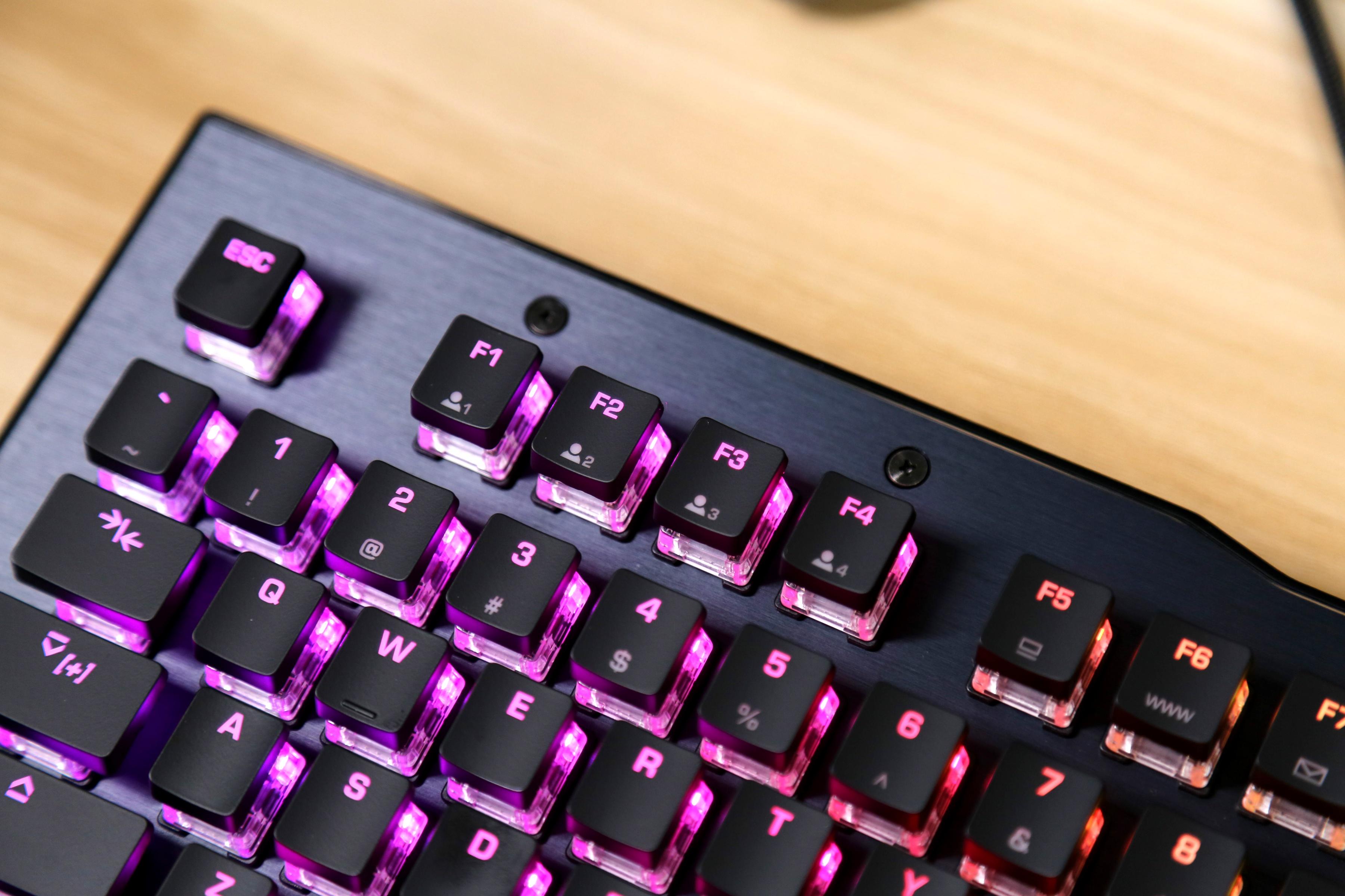 有信仰的电竞桌面要有与众不同的光：冰豹Vulcan121全彩机械键盘