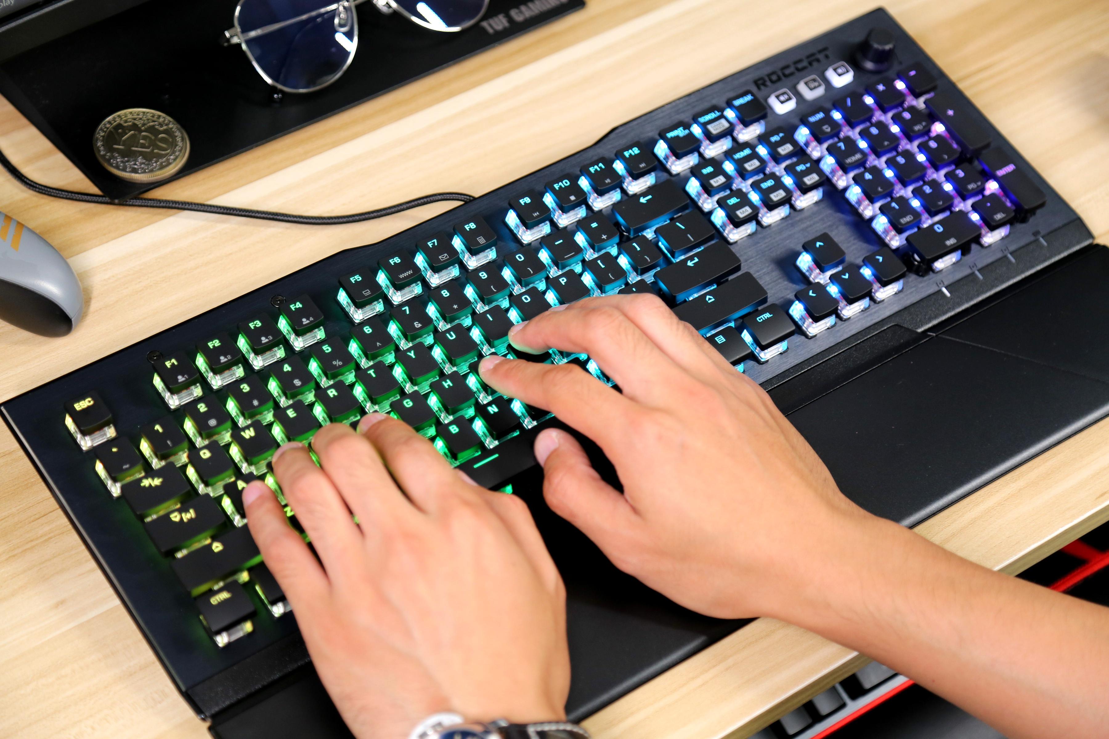 有信仰的电竞桌面要有与众不同的光：冰豹Vulcan121全彩机械键盘