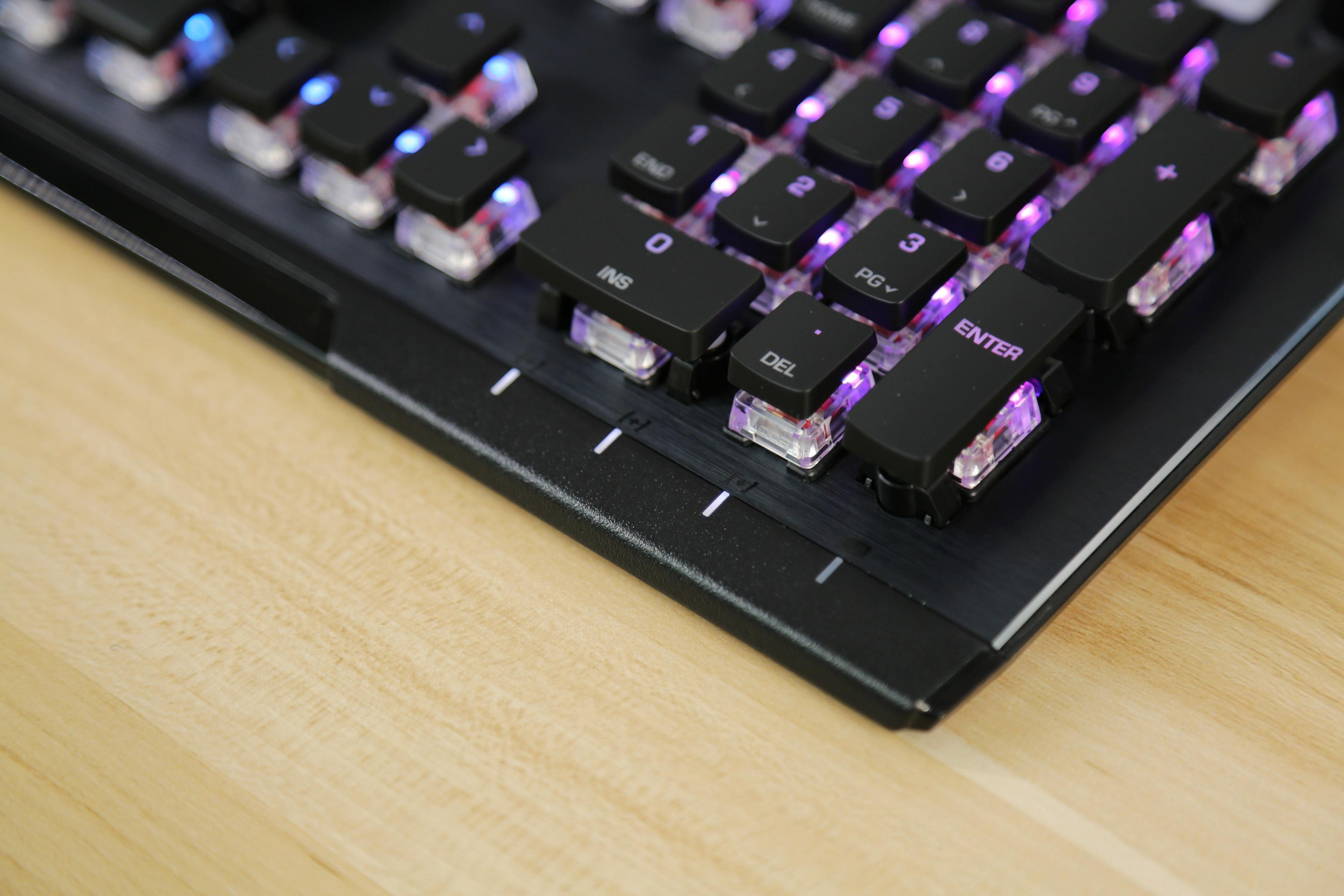 有信仰的电竞桌面要有与众不同的光：冰豹Vulcan121全彩机械键盘