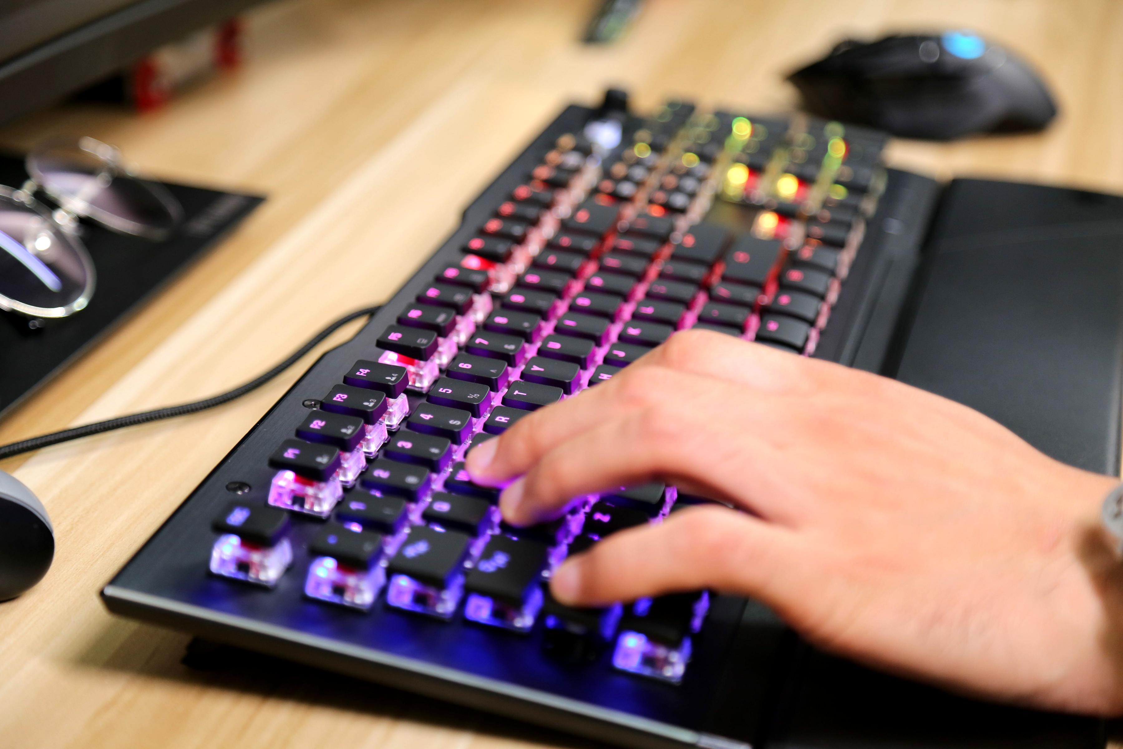 有信仰的电竞桌面要有与众不同的光：冰豹Vulcan121全彩机械键盘