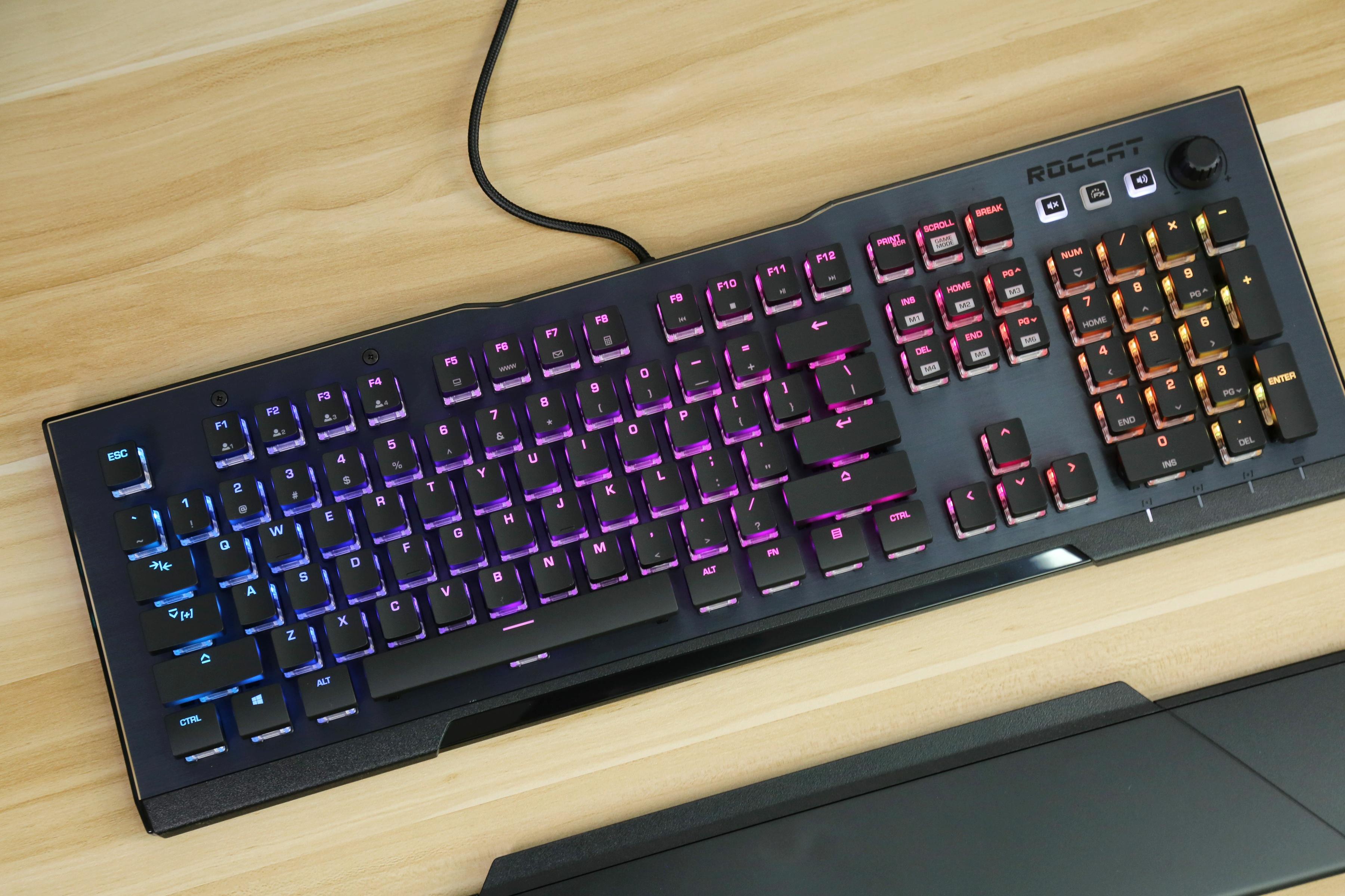 有信仰的电竞桌面要有与众不同的光：冰豹Vulcan121全彩机械键盘