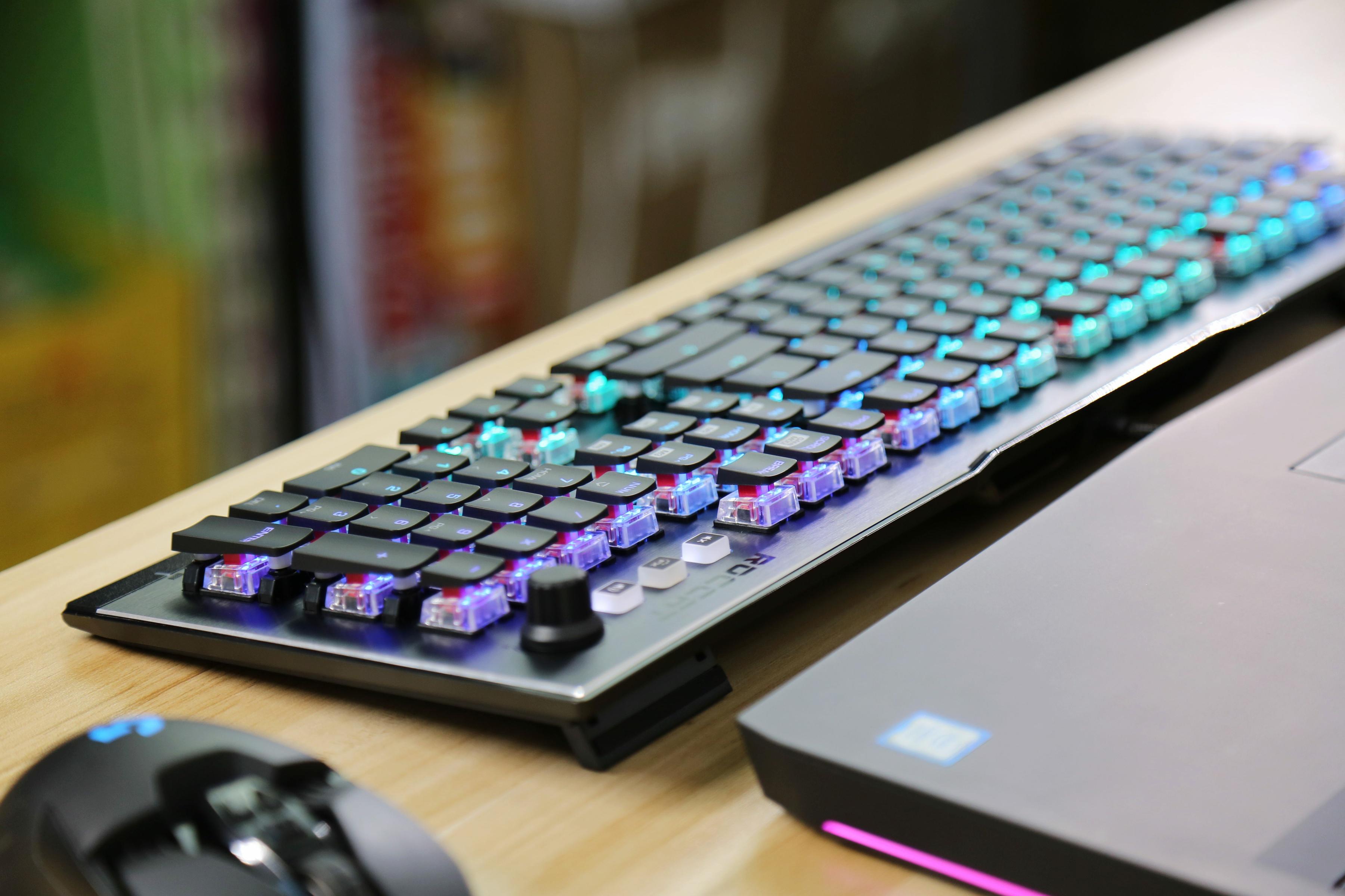 有信仰的电竞桌面要有与众不同的光：冰豹Vulcan121全彩机械键盘