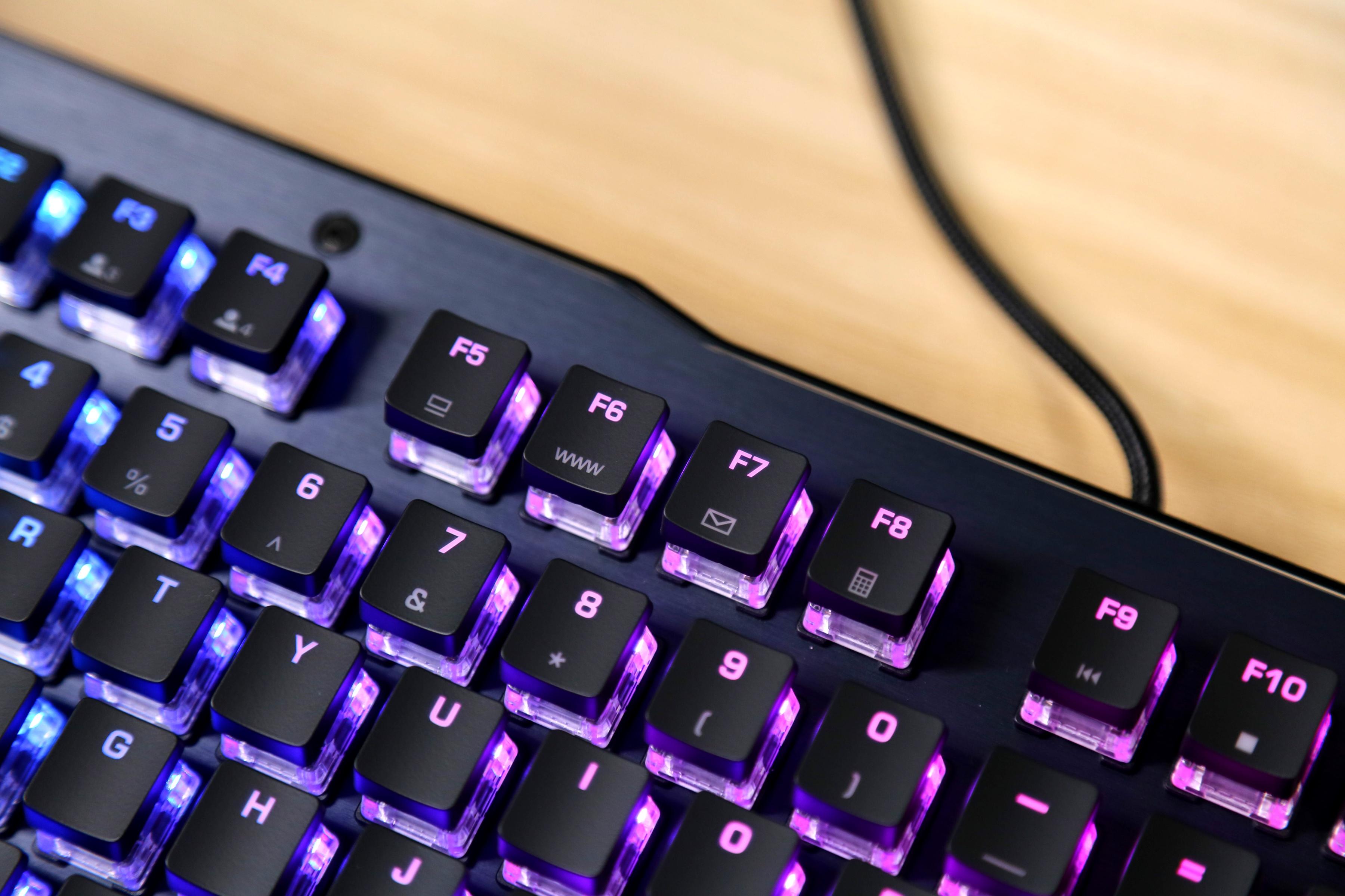 有信仰的电竞桌面要有与众不同的光：冰豹Vulcan121全彩机械键盘